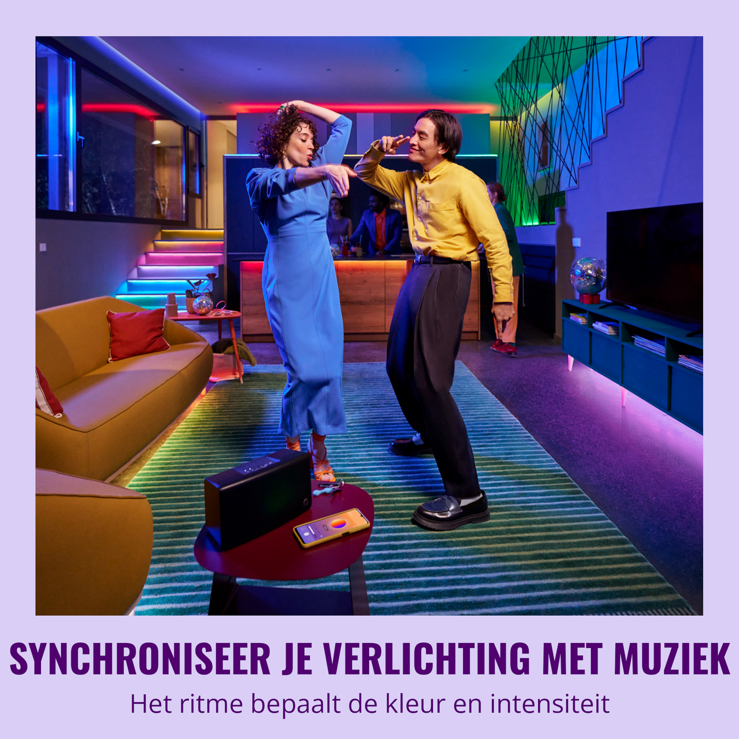 Two people dancing in a room with colorful lights. Text in Dutch at the bottom.