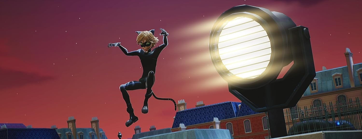 Cat Noir aus Miraculous. Springt vor einem Scheinwerfer. Eine Stadtlandschaft ist der Hintergrund mit Sonnenuntergang.
