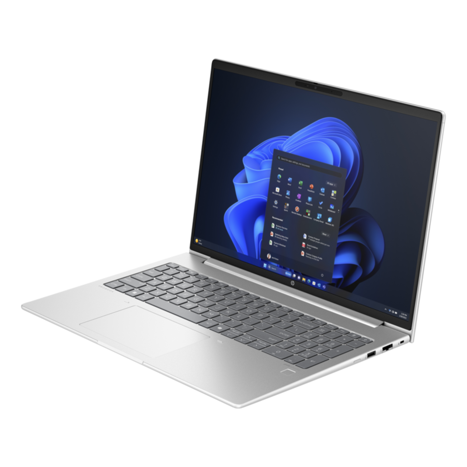 Zilveren HP laptop. Het heeft een donker scherm met Windows apps. Het staat op een donker oppervlak.