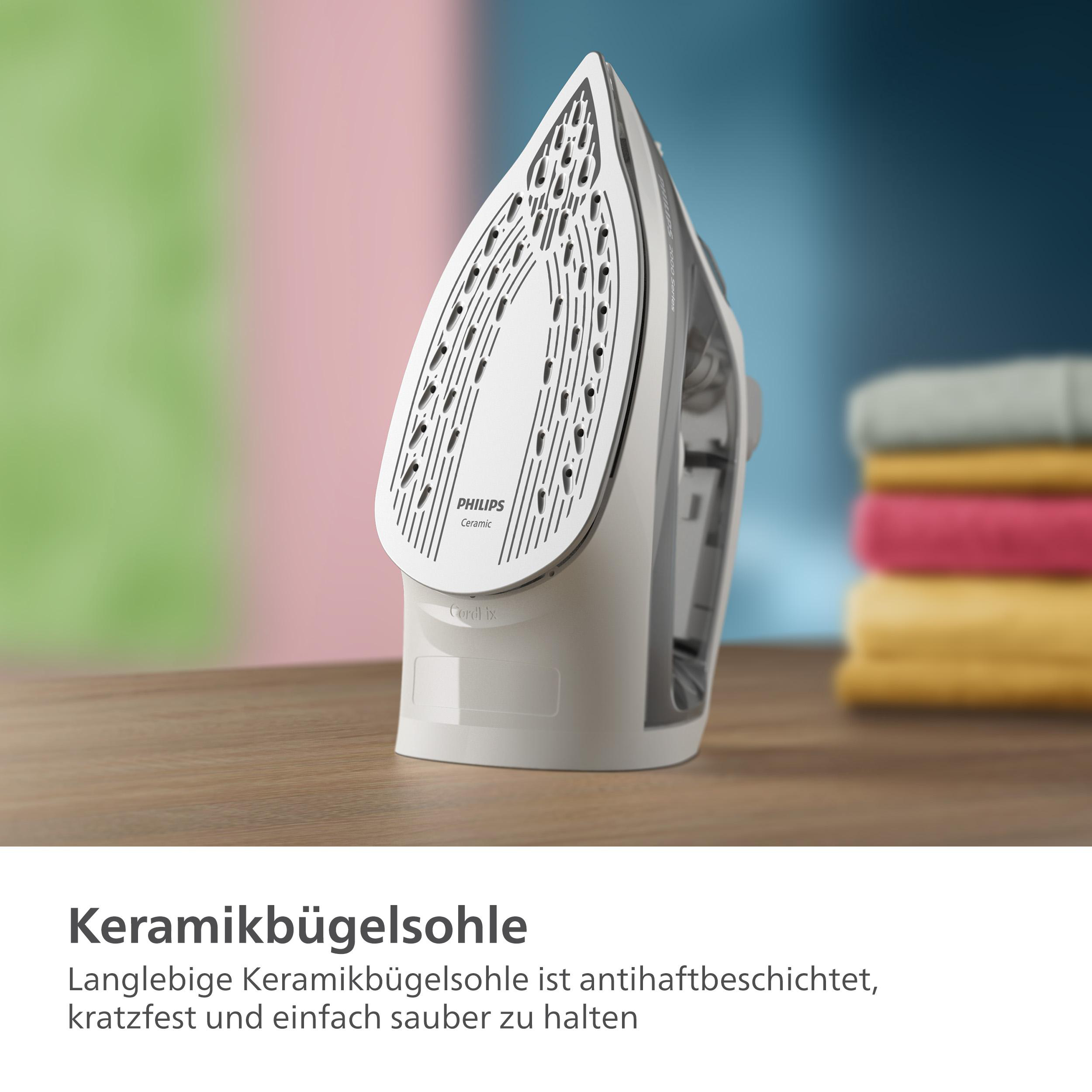 Weißes Bügeleisen auf Holzoberfläche. Text: Keramiksohle, leicht zu reinigen. Hintergrund unscharf.