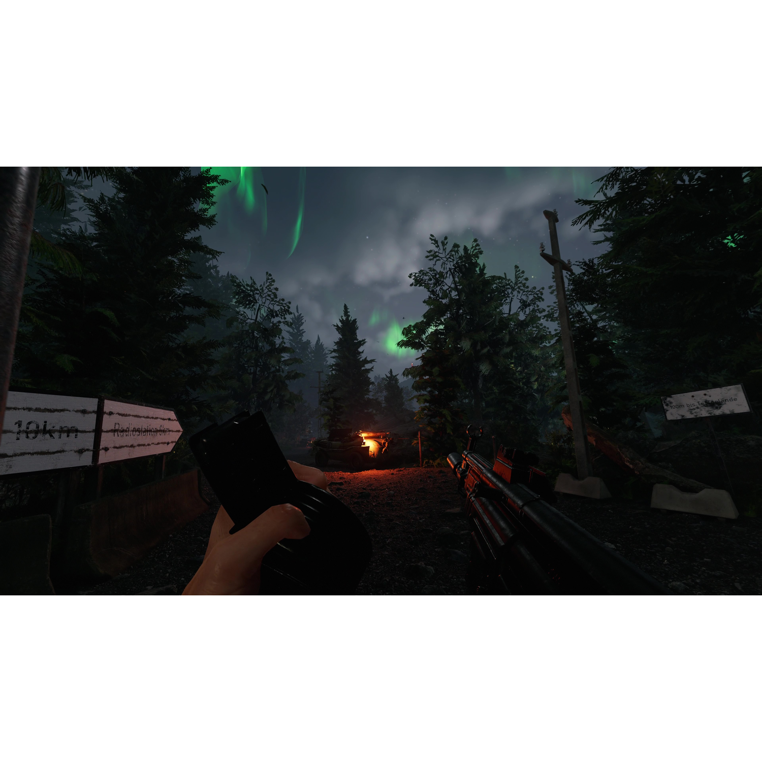 Een first-person perspectiefbeeld van een bosscène met een vuurwapen en een bord dat naar een weg wijst.