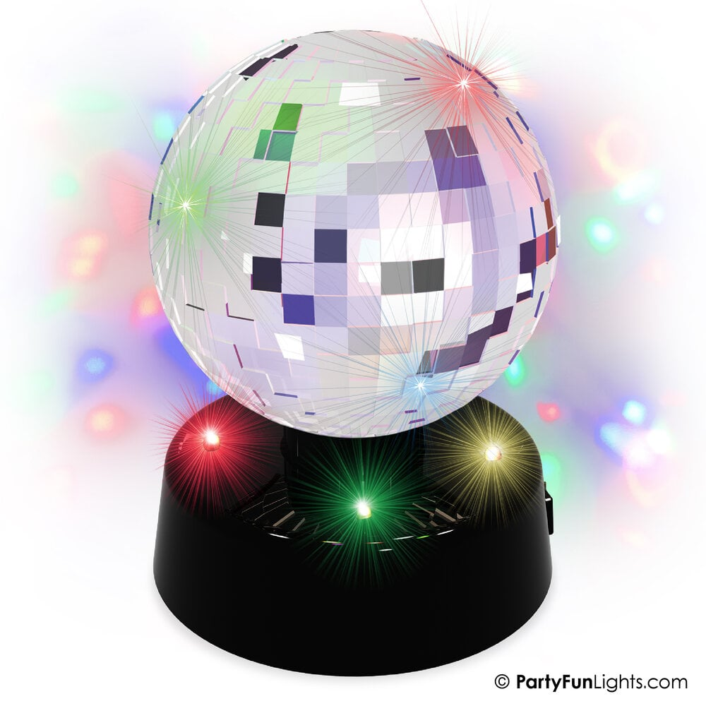 Eine Discokugel auf einem schwarzen Ständer mit bunten Lichtern, die sie umgeben.