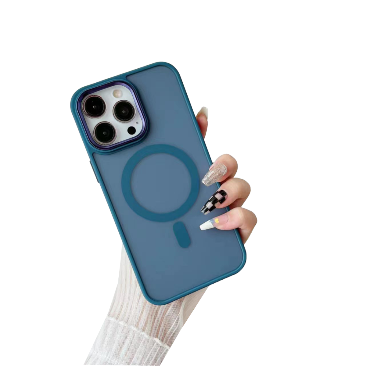 Manyetik halkalı mavi telefon kılıfı tutan el, siyah arka plan.