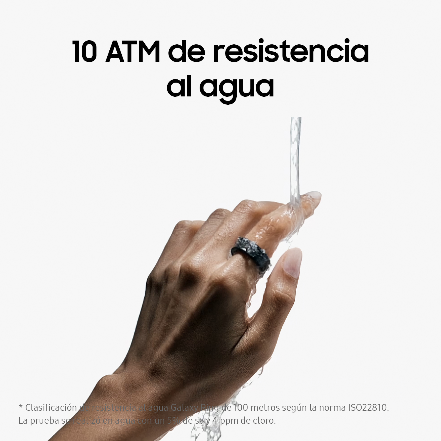 Mano con un anillo negro bajo el agua, con el texto '10 ATM de resistencia al agua'.