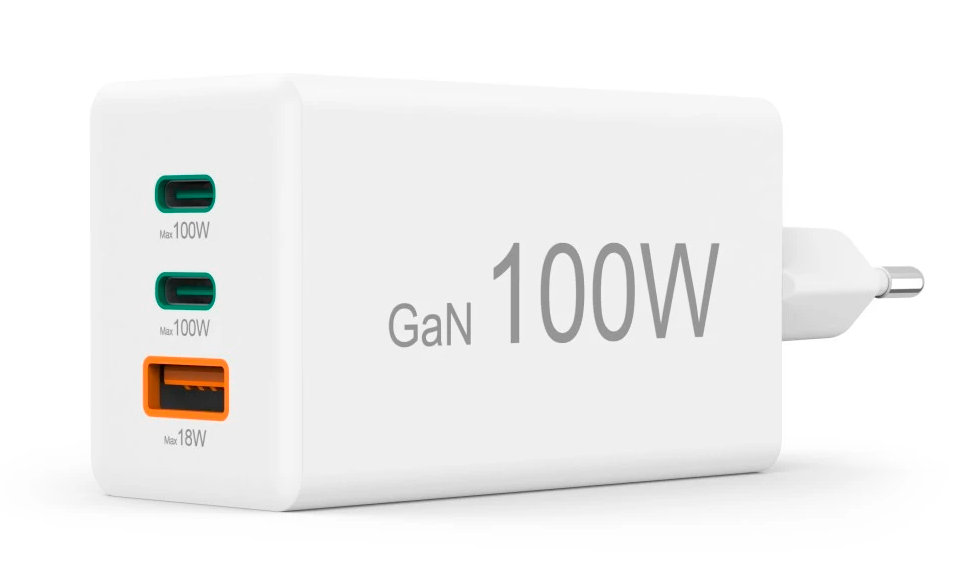 Biała ładowarka GaN 100W z dwoma portami USB-C i jednym USB-A. Tekst na ładowarce: GaN 100W.