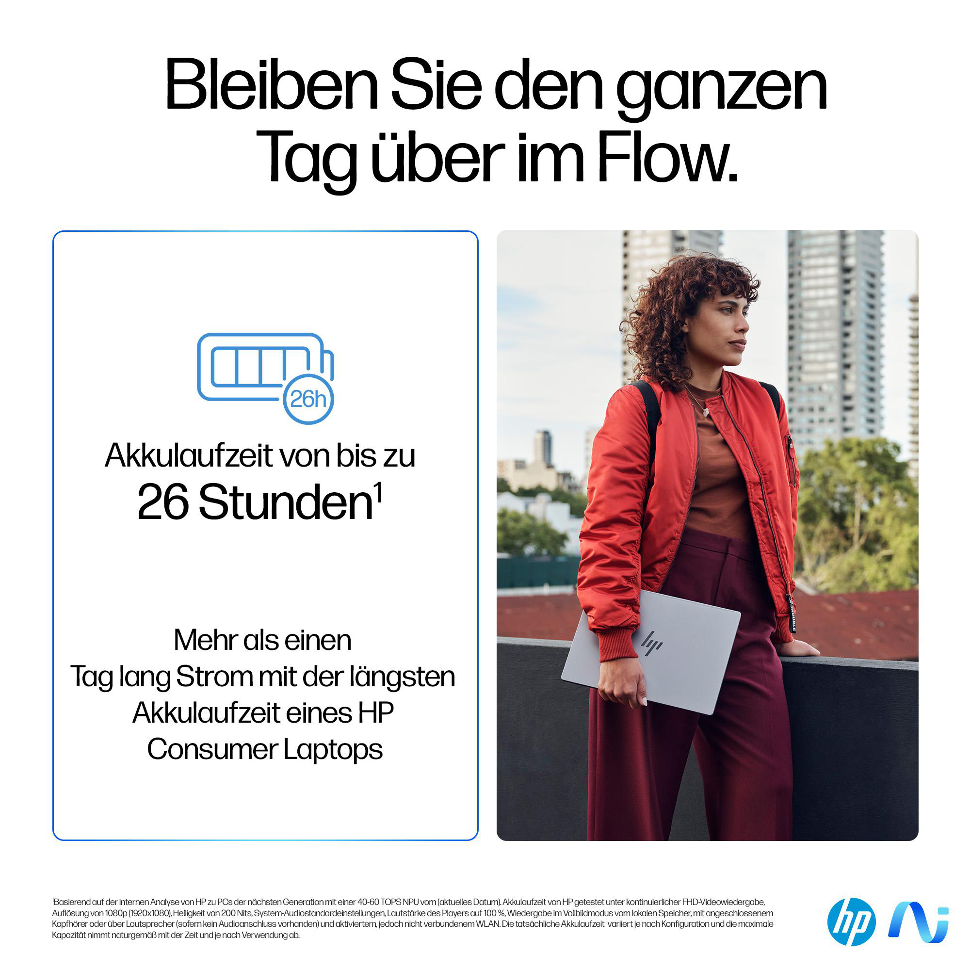 Frau hält einen silbernen Laptop mit einem Text über Akkulaufzeit.