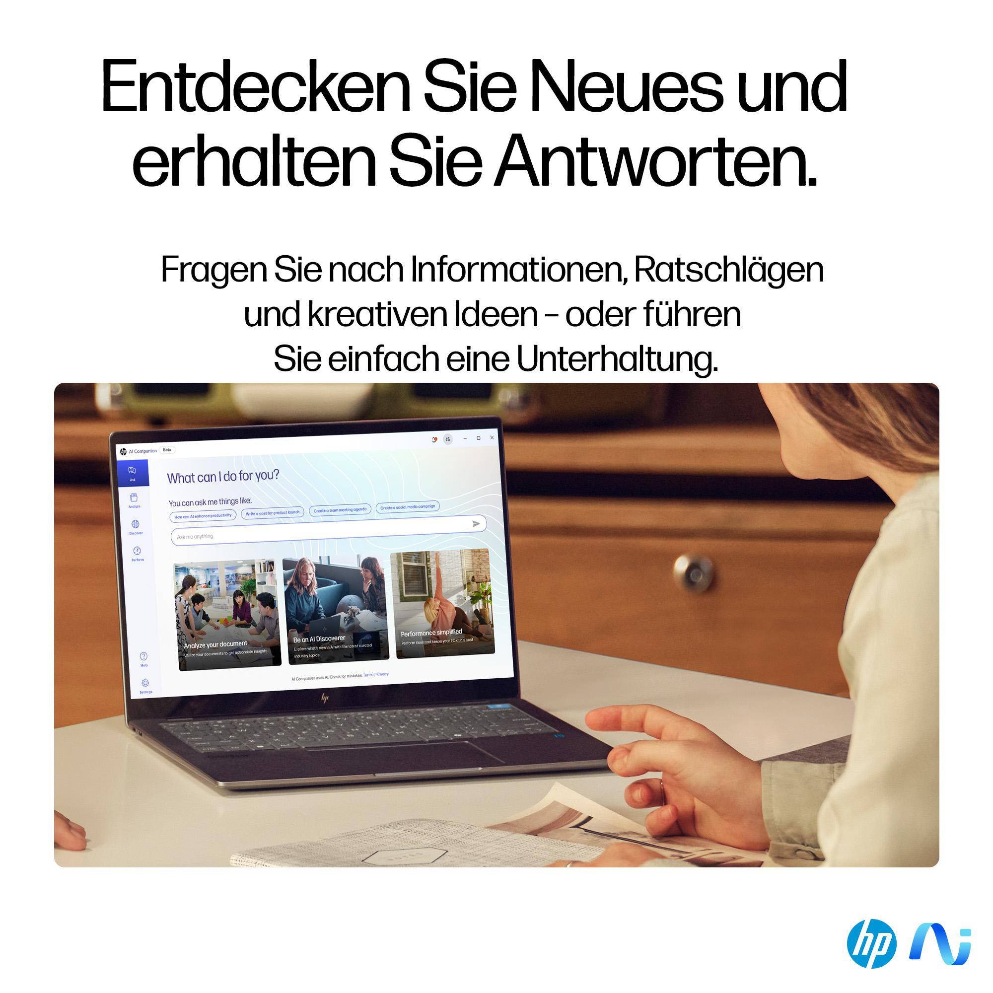 Eine Frau benutzt einen Laptop, der eine Website mit Bildern und Text zeigt.