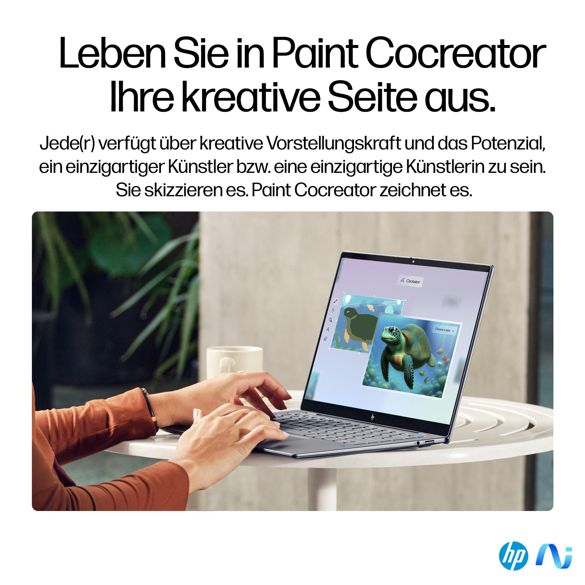 Frau zeichnet auf einem Laptop. Text: Leben Sie Ihre kreative Seite mit Paint Cocreator. HP-Logo.