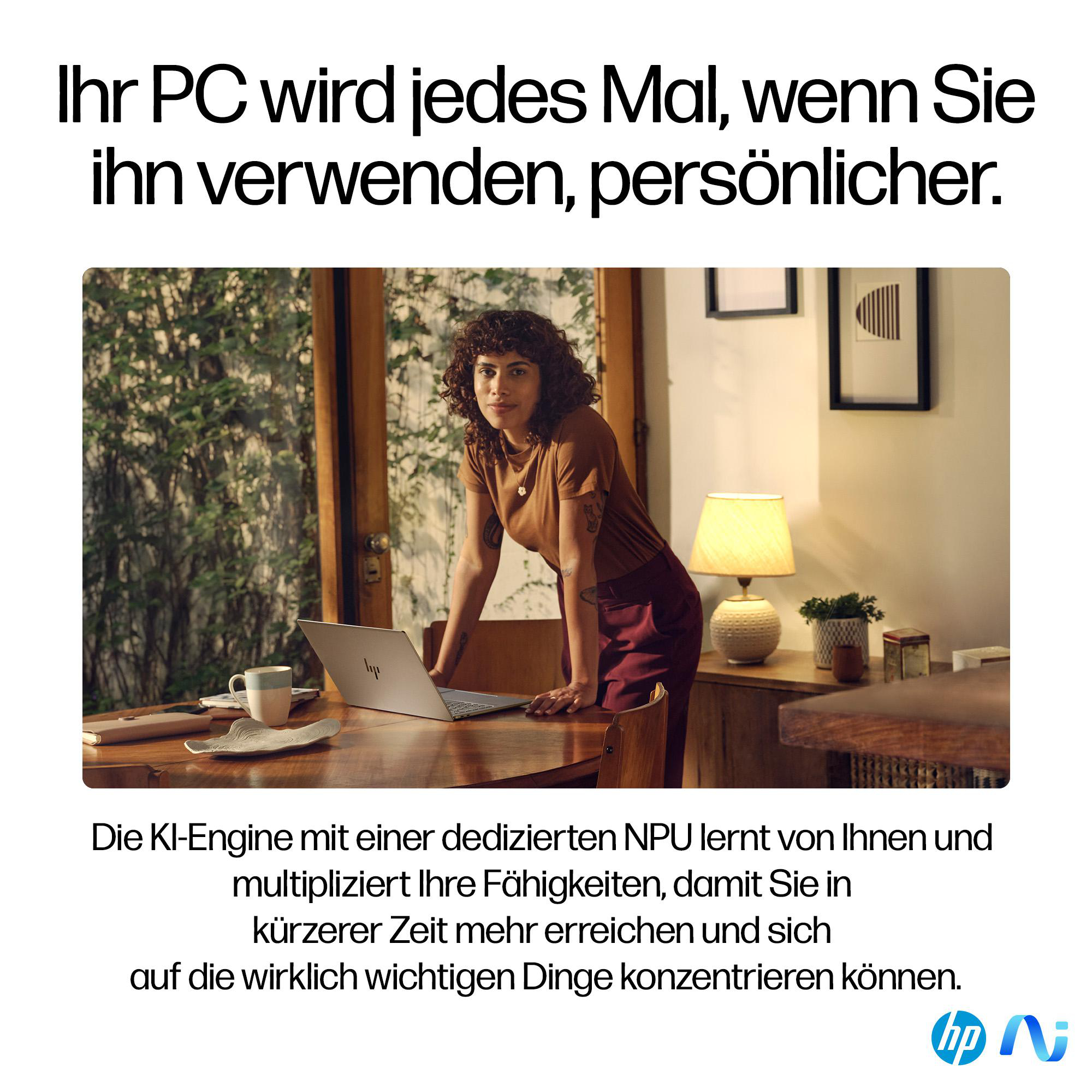 Eine Frau benutzt einen Laptop an einem Holztisch in einem gut beleuchteten Raum.