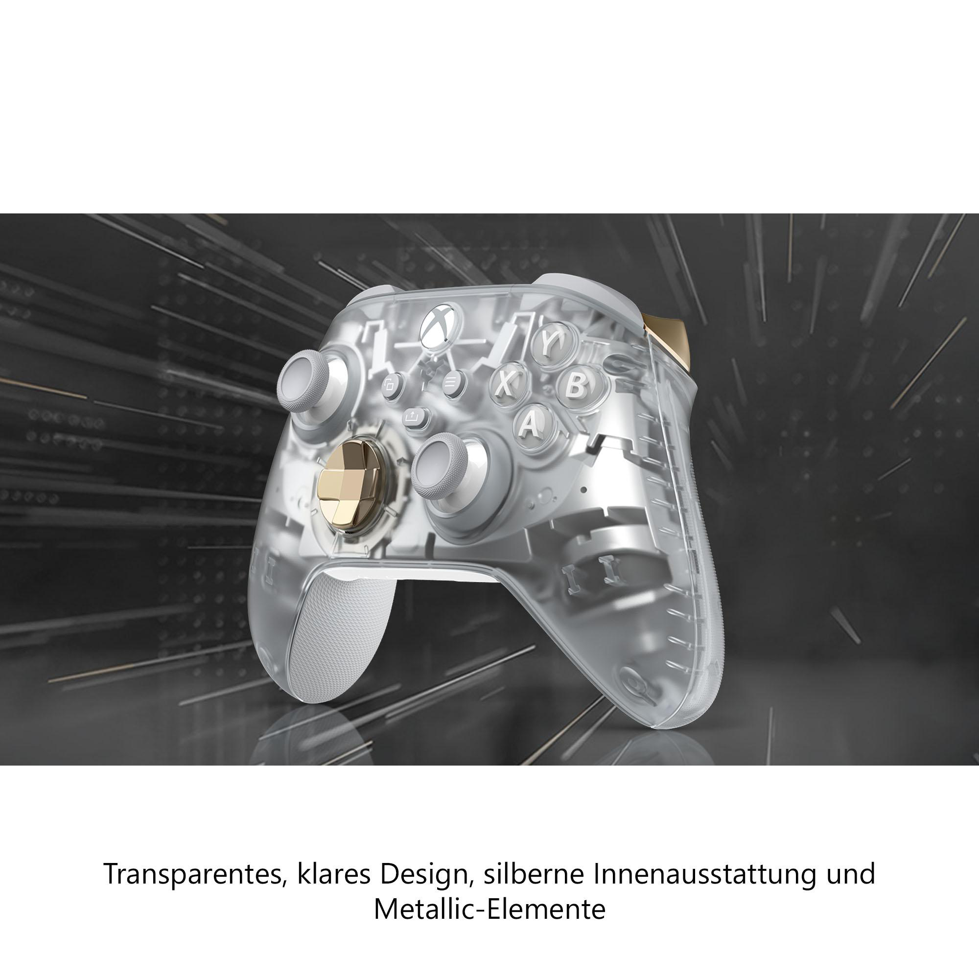 Transparenter Xbox-Controller mit silbernen Innenteilen und goldenen Akzenten, durch Lichtstrahlen betont.