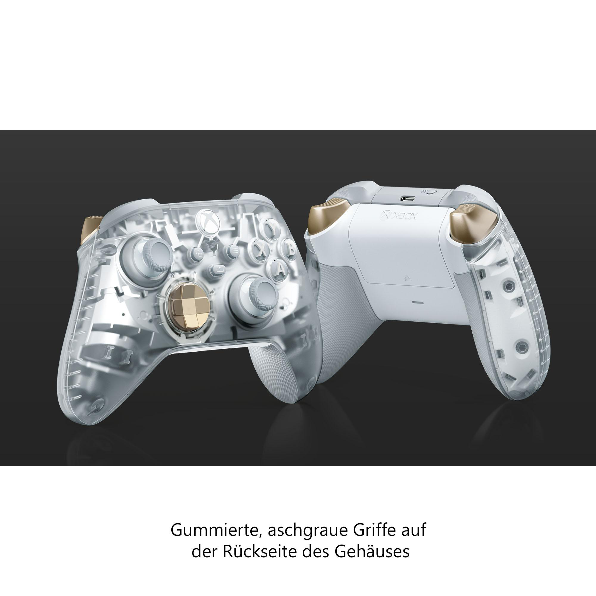 Zwei transparente Xbox-Controller mit Innenkomponenten. Goldakzente auf Knöpfen und Joysticks.