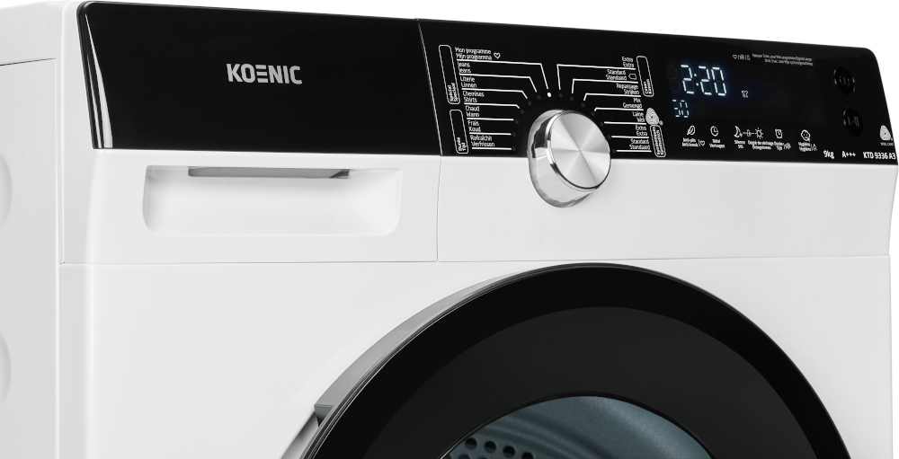 Witte en zwarte wasmachine met bedieningspaneel en ronde zwarte deur, die de tijd 2:20 weergeeft.