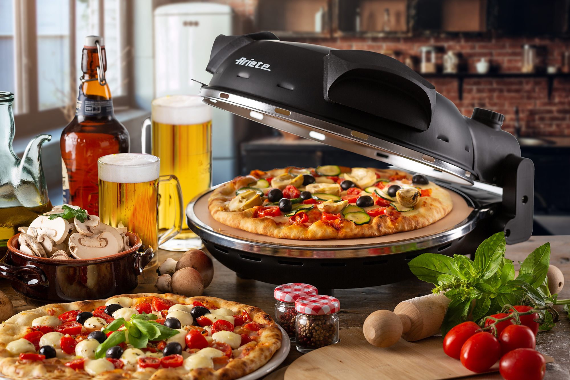 Un four à pizza avec une pizza à l'intérieur, entouré d'ingrédients et de bière.