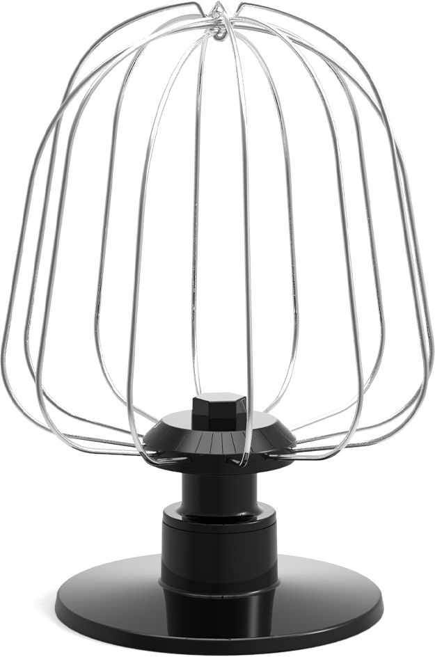 Gros plan d'un accessoire fouet en acier inoxydable pour appareil de cuisine, base noire.