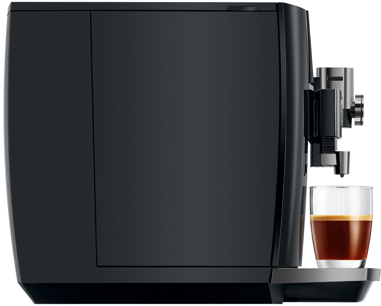 Macchina da caffè Jura nera con un bicchiere di caffè. Vista di profilo, sfondo bianco.