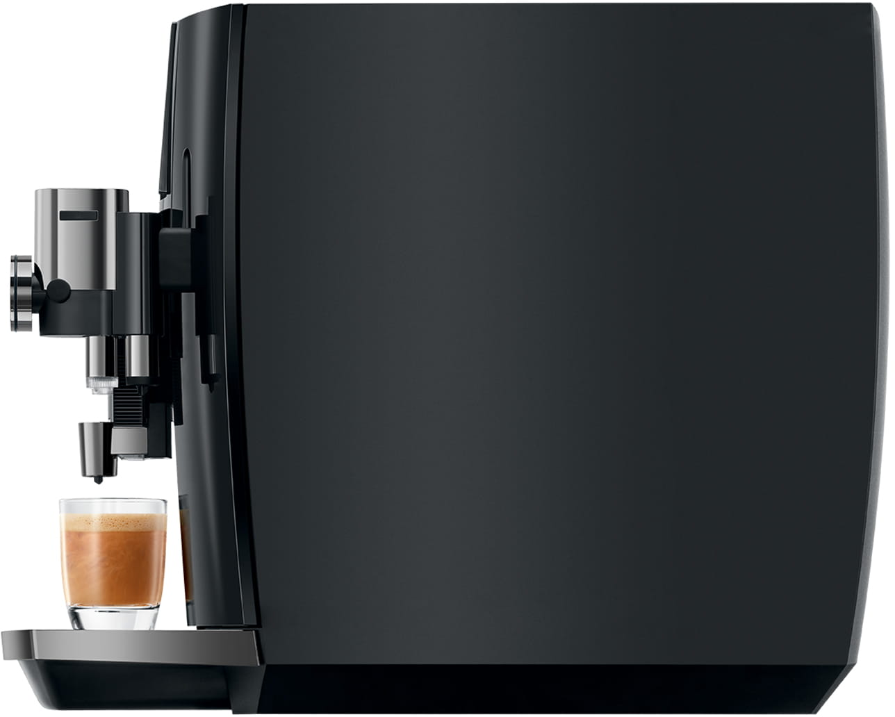 Una macchina per caffè espresso nera con un bicchiere di caffè davanti.