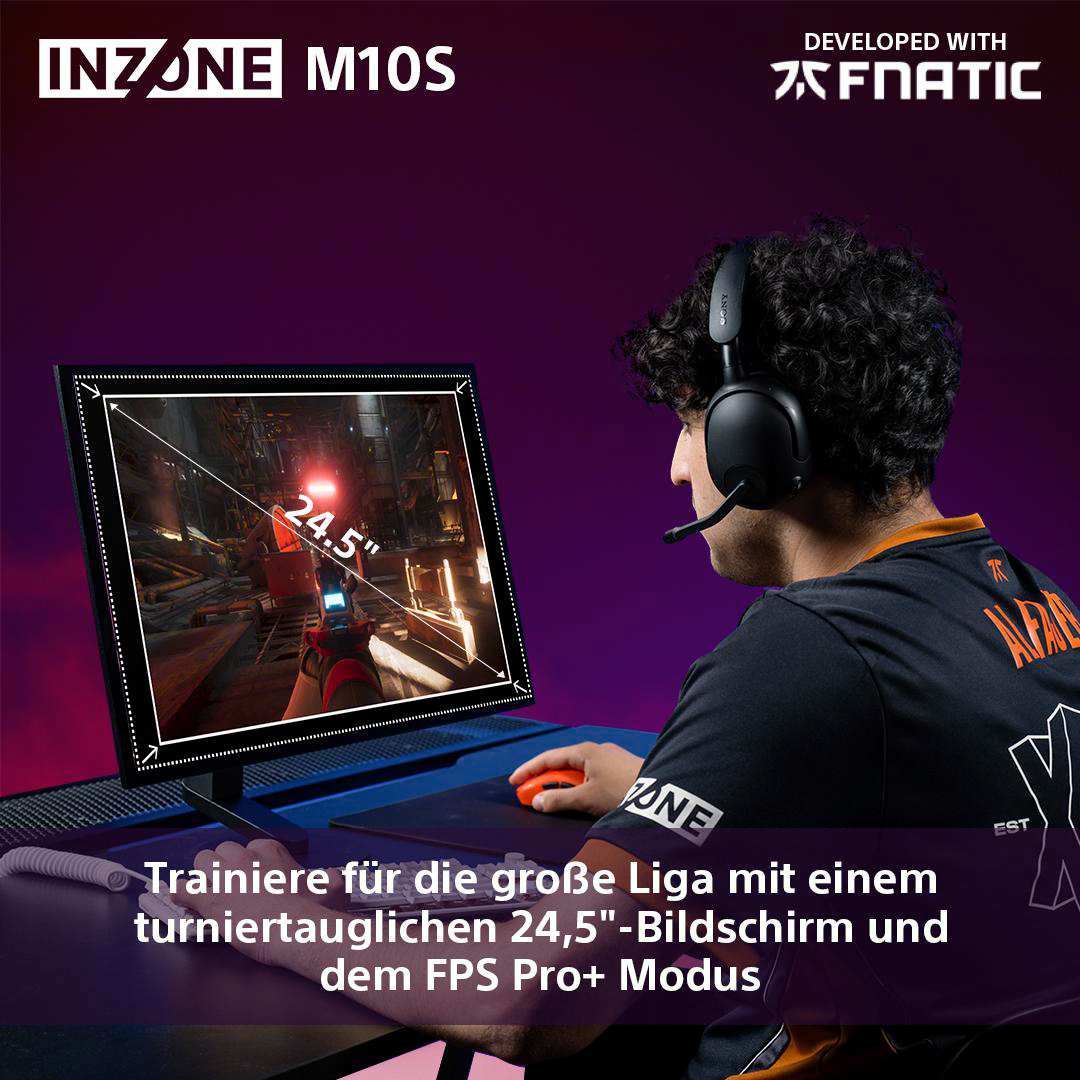 Ein Gamer mit Kopfhörern blickt auf einen Monitor mit Spielszene, Text überlagert.