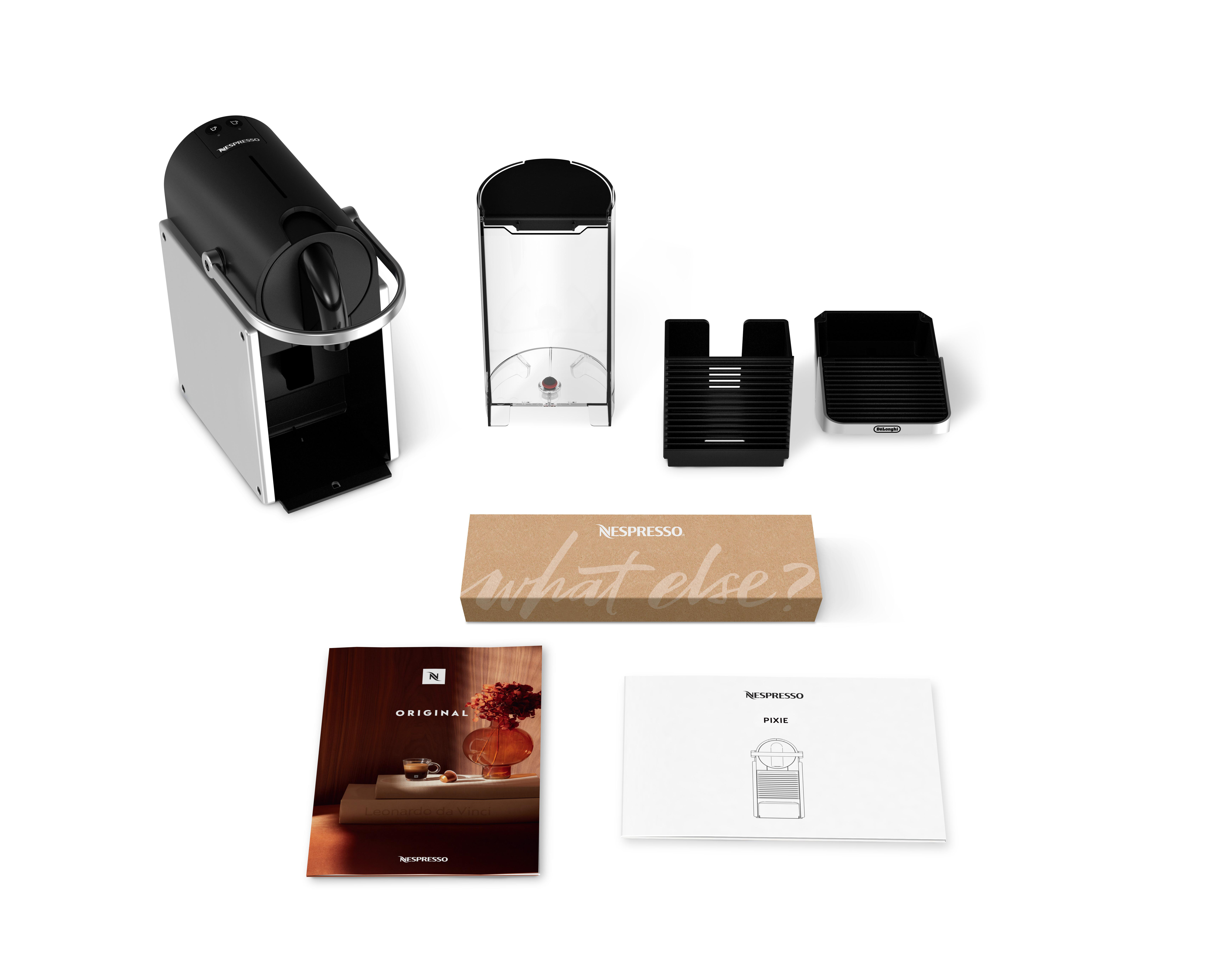 Eine Nespresso-Kaffeemaschine und Zubehör, einschließlich einer Box und eines Handbuchs.