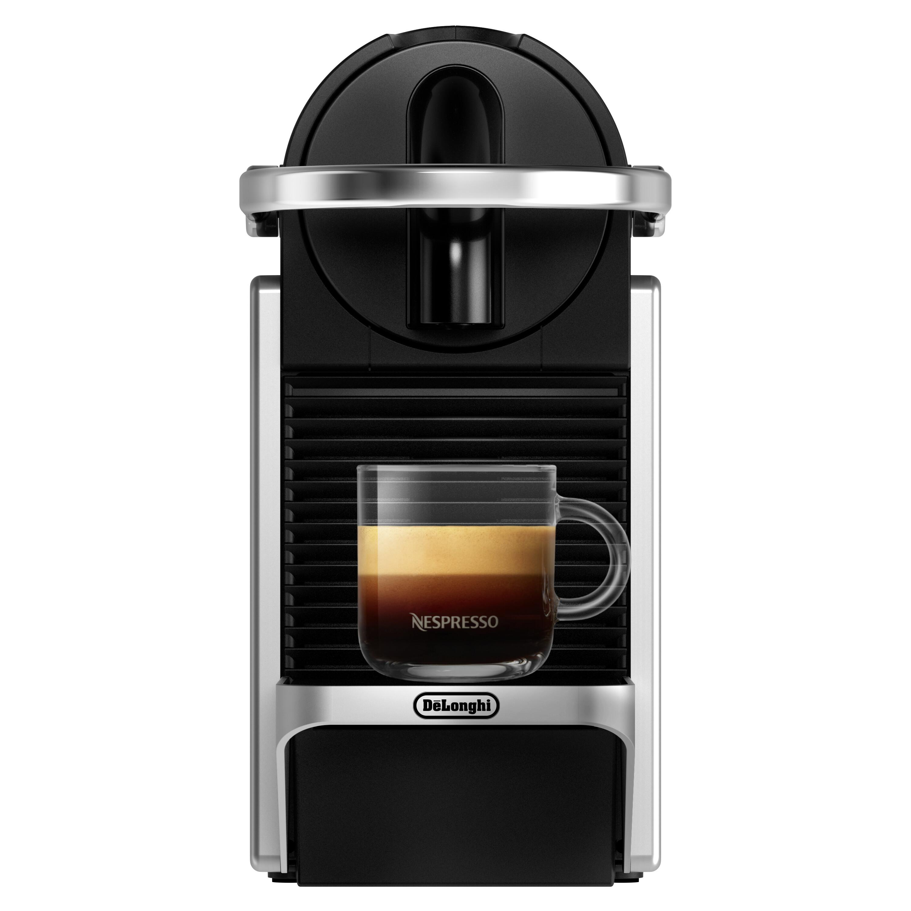 Schwarz-silberne Nespresso-Maschine mit einer Glastasse Kaffee.