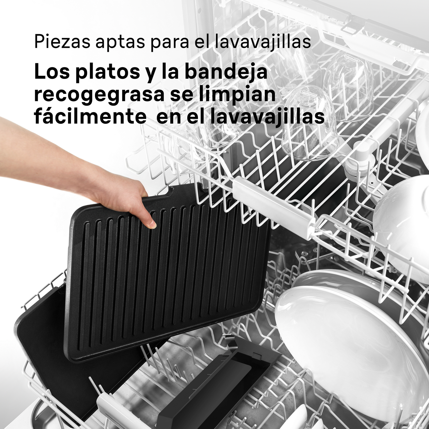 Mano colocando una parrilla negra en un lavavajillas con platos.