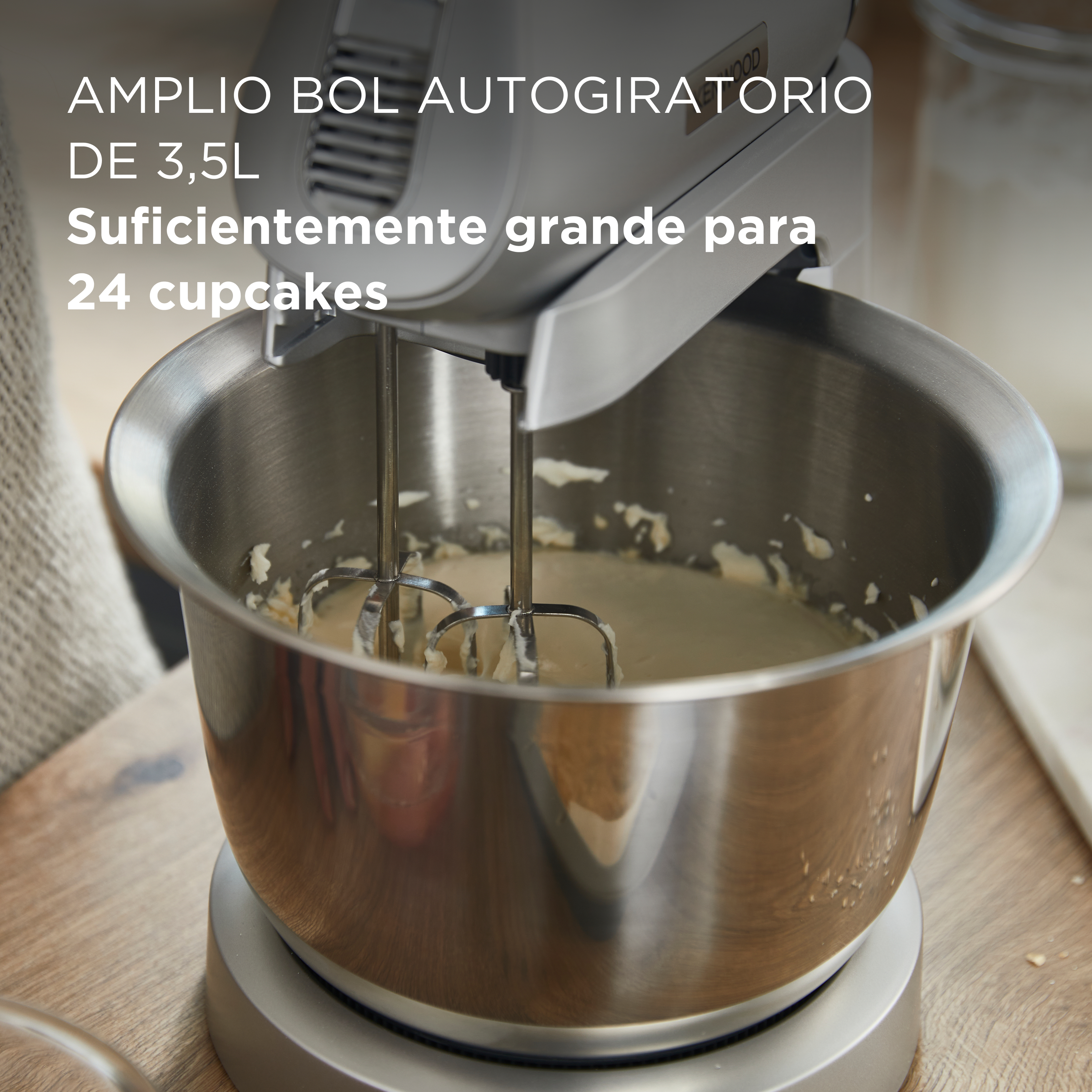Una batidora con un bol grande, mezclando ingredientes, con texto sobre la capacidad del bol.