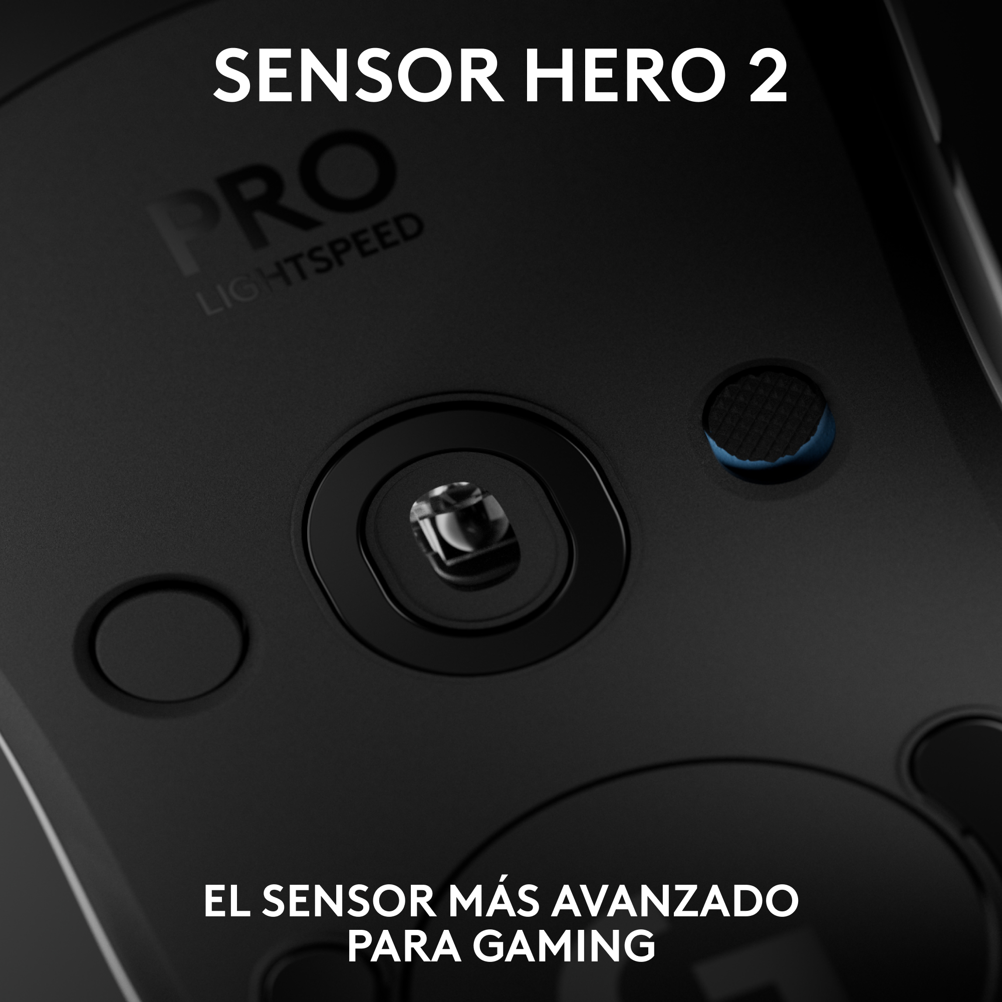 Primer plano del sensor de un ratón gaming negro. El texto dice "SENSOR HERO 2 PRO LIGHTSPEED".