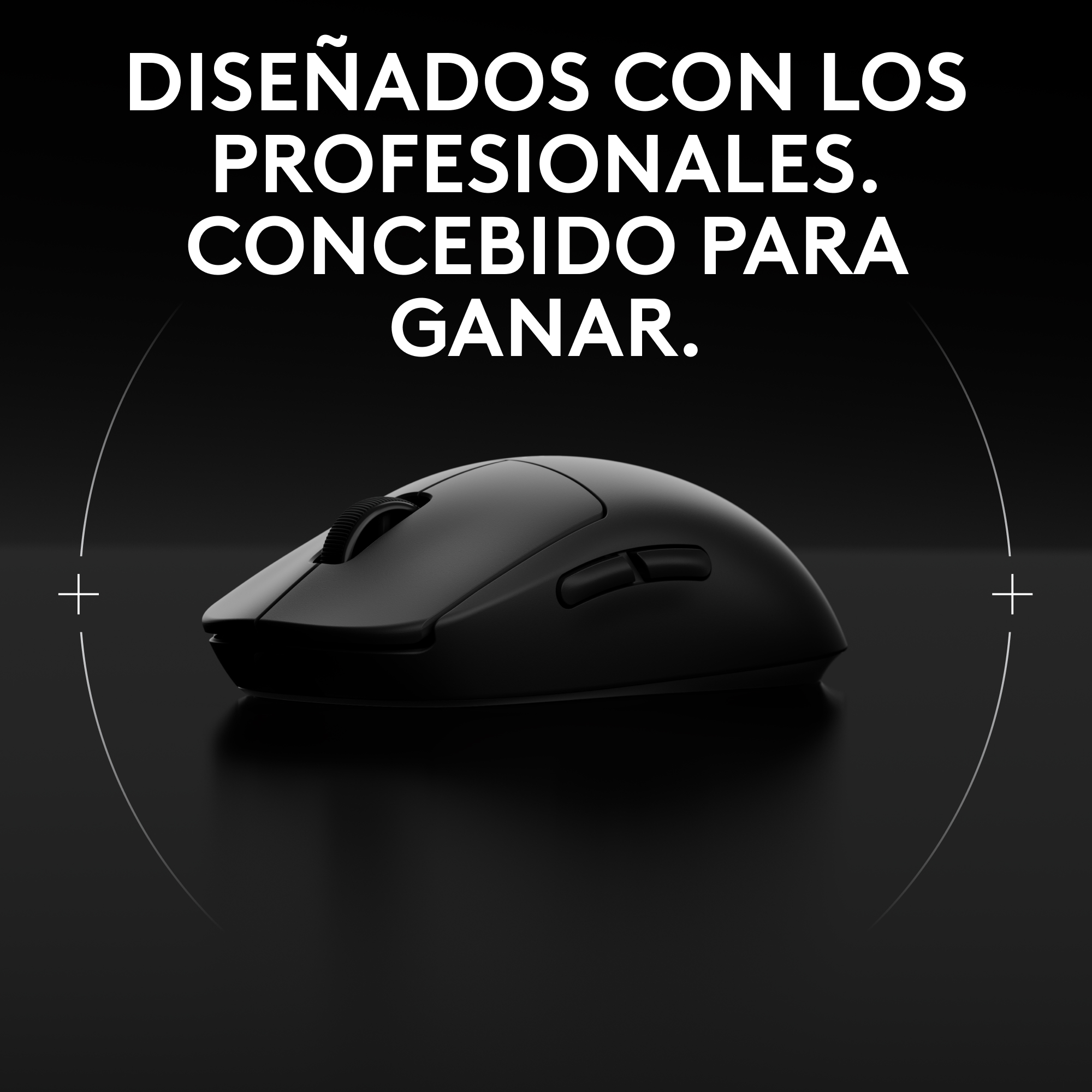 Un ratón inalámbrico negro con botones, frente a un fondo oscuro.