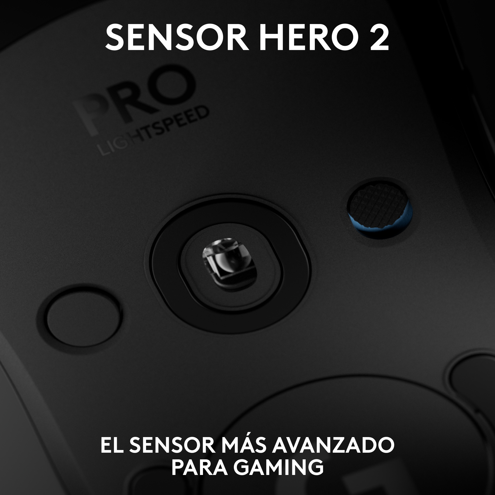 Primer plano de la parte inferior de un ratón gaming negro con sensor.