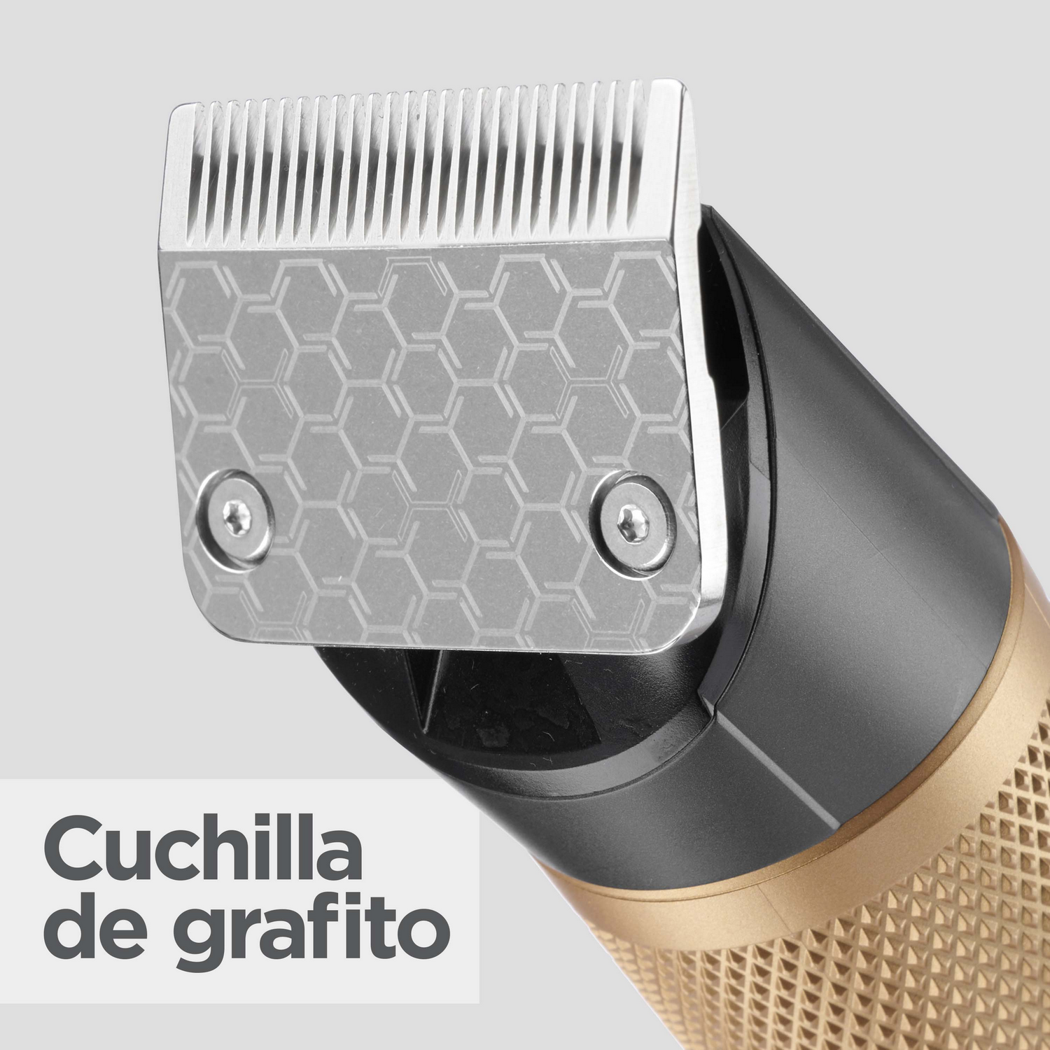 Primer plano de una cuchilla de recortadora con revestimiento de grafito y texto.