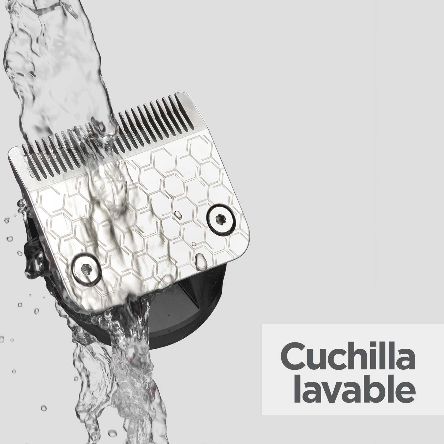 Primer plano de un cabezal de afeitadora lavado con agua. Texto: Cuchilla lavable.