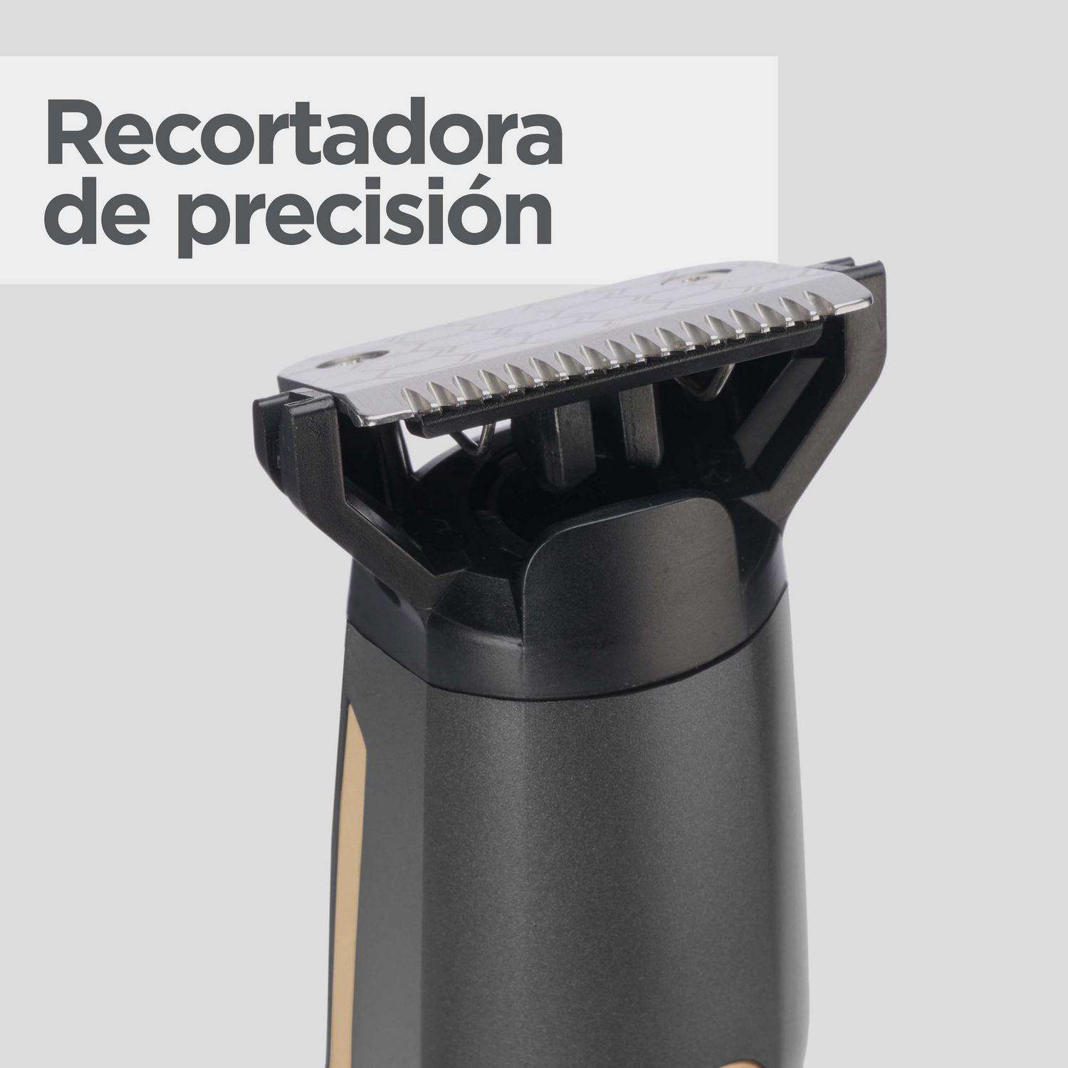 Primer plano de un recortador de barba negro. Se ven las cuchillas y el cabezal de corte del recortador.