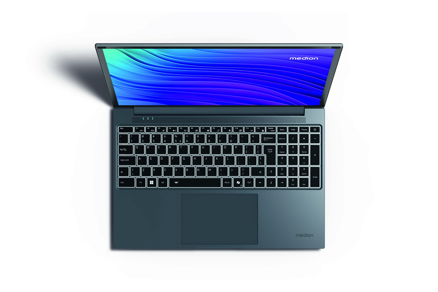 Un portátil abierto sobre una superficie blanca. La pantalla muestra un diseño de onda azul. El teclado es visible con el logotipo de Medion.