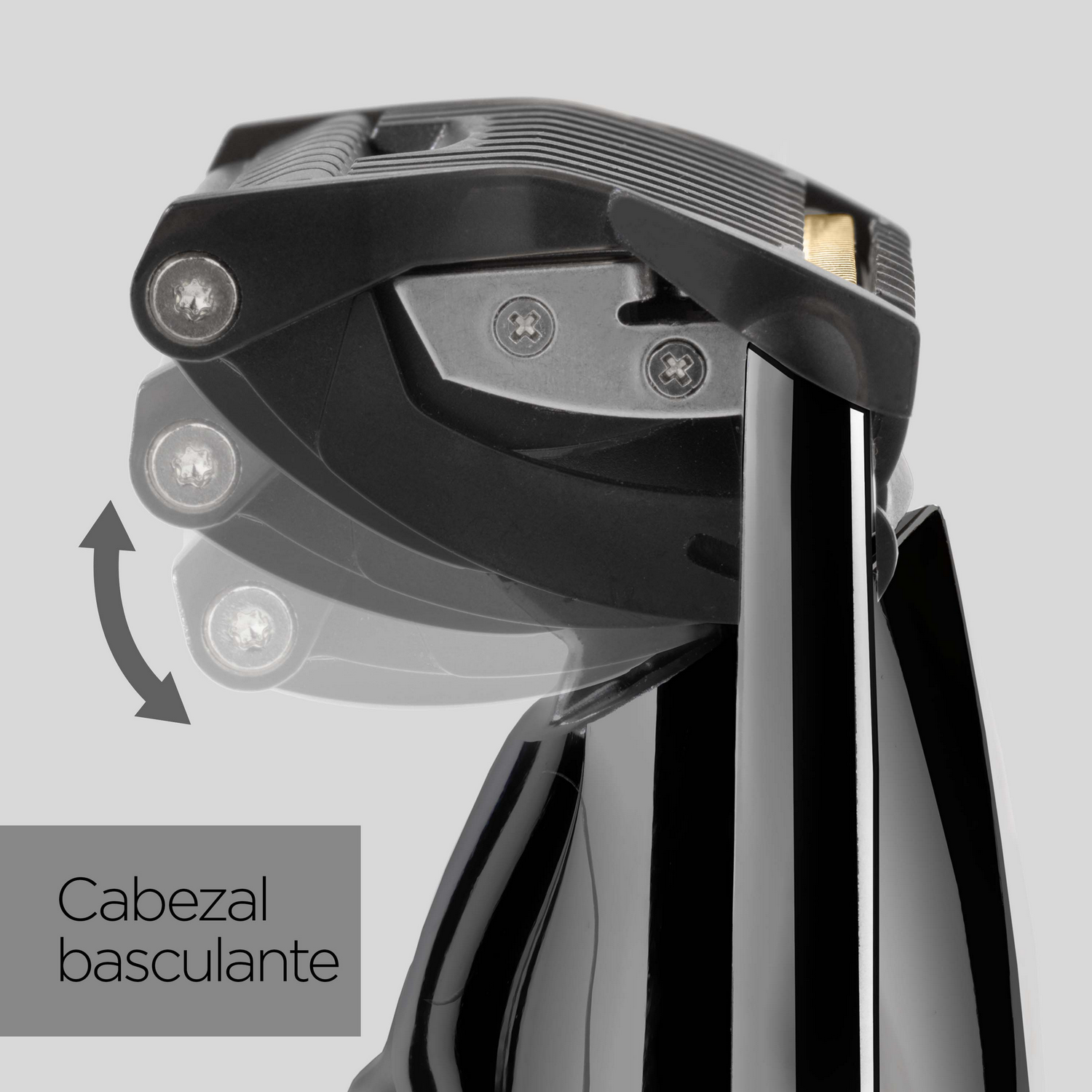 Primer plano de un cabezal de afeitadora negro y basculante. La afeitadora está sobre un fondo gris claro. La flecha indica movimiento.