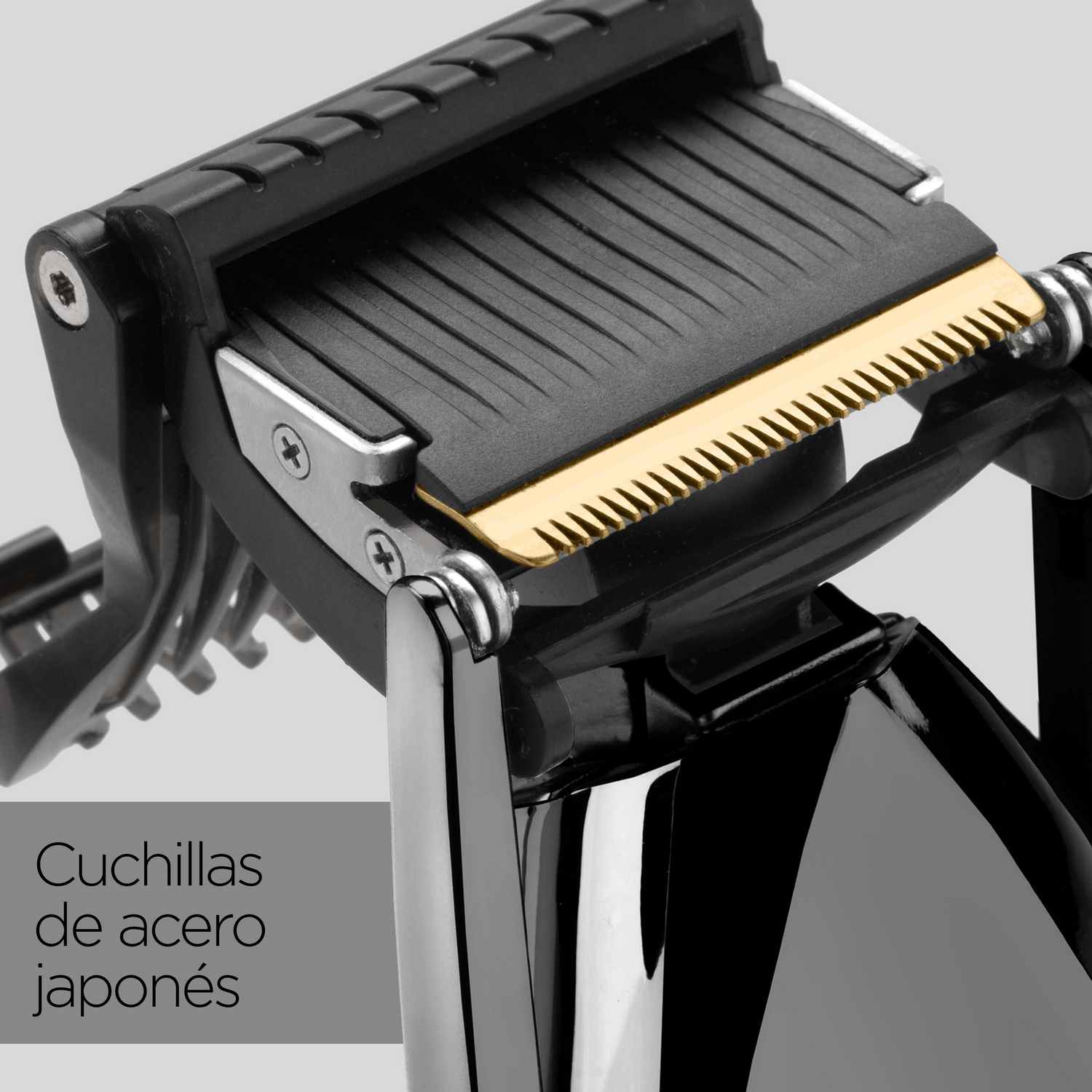 Primer plano de la cuchilla de una cortadora de pelo con texto de acero japonés.