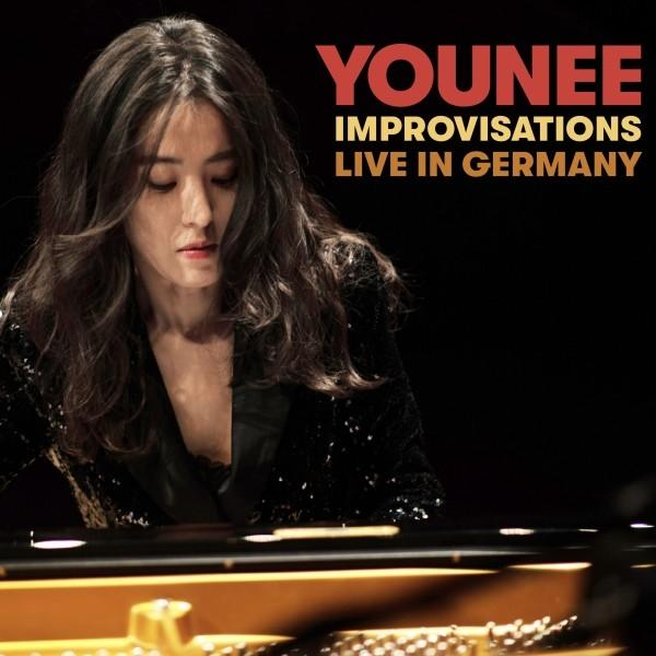 Albumcover mit Frau am Klavier. Der Titel lautet 'YOUNEE IMPROVISATIONS LIVE IN GERMANY'.