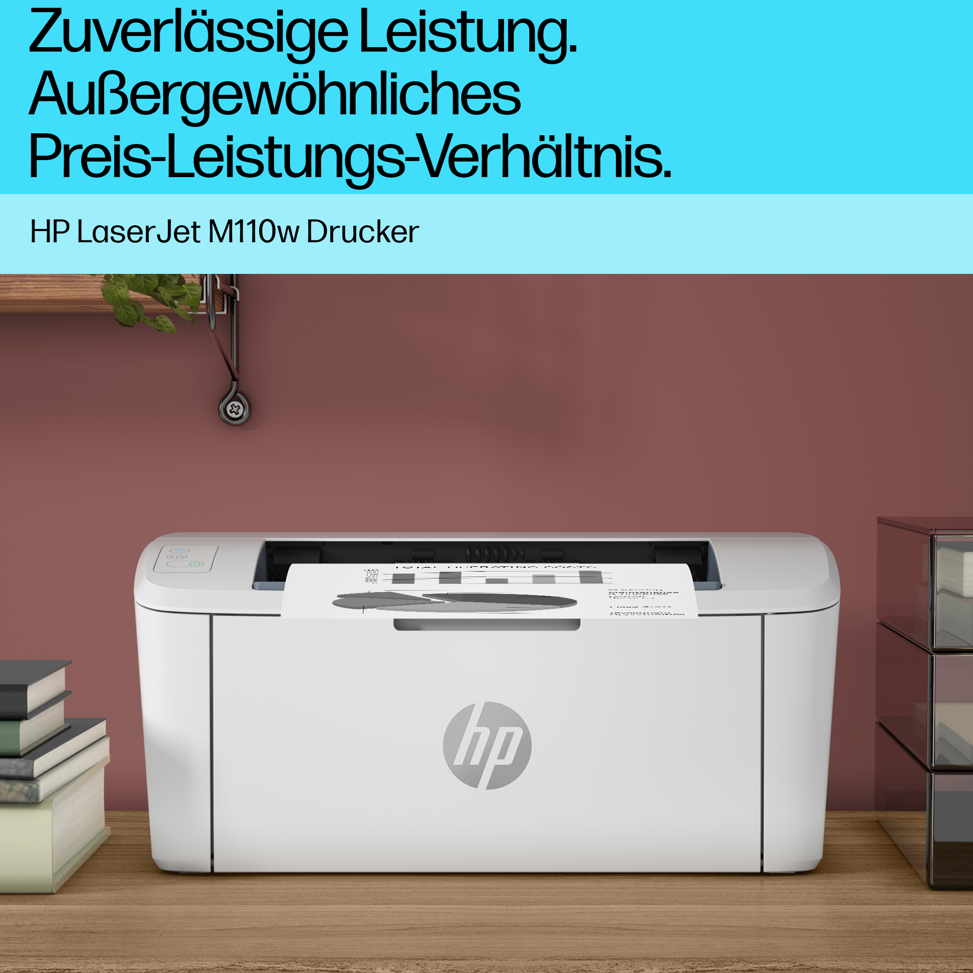 Weißer HP Drucker auf Holztisch, Text oben, dunkelroter Hintergrund.