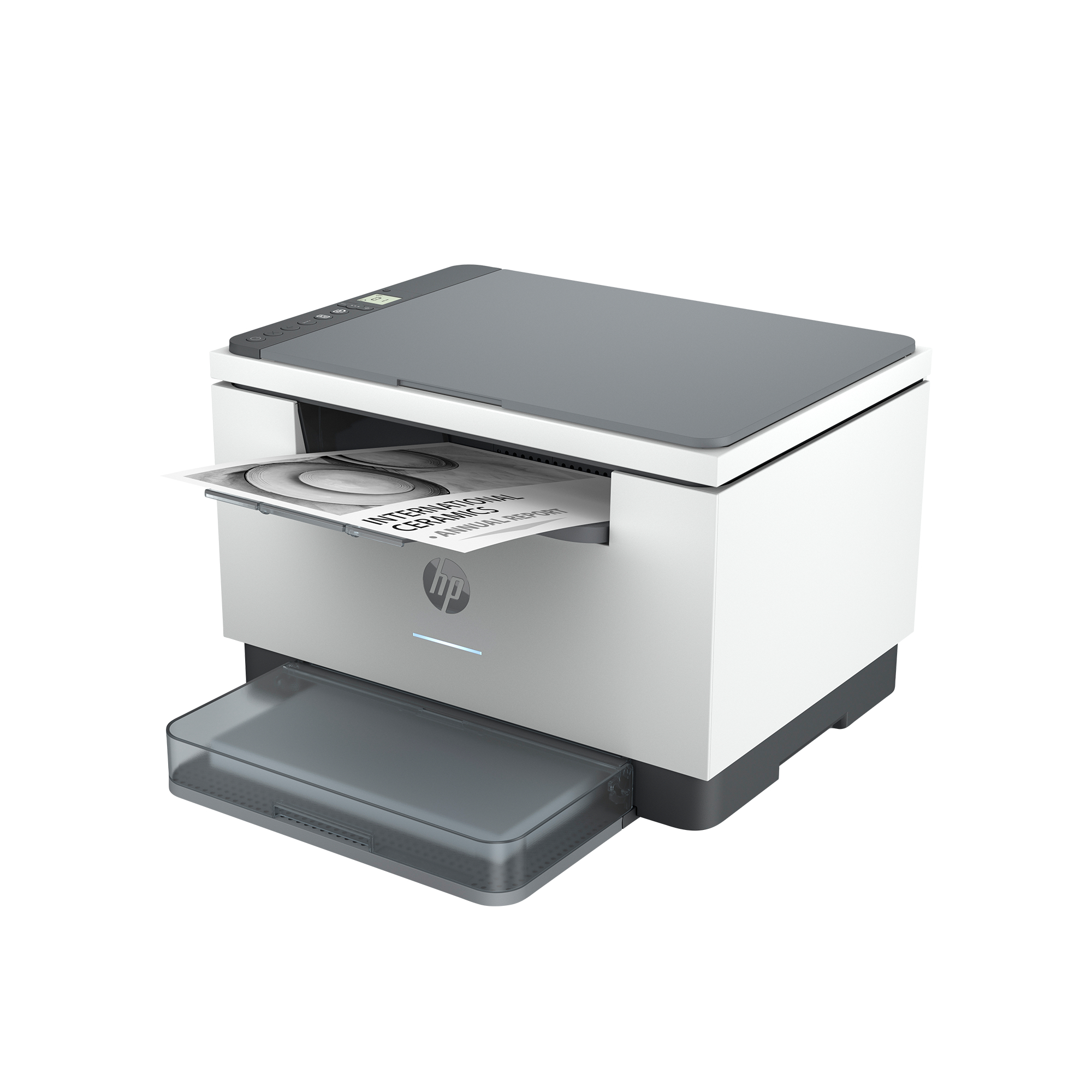 Ein weiß-grauer HP-Drucker, der ein Papier druckt. Ein Fach vorne. Weißer Hintergrund.