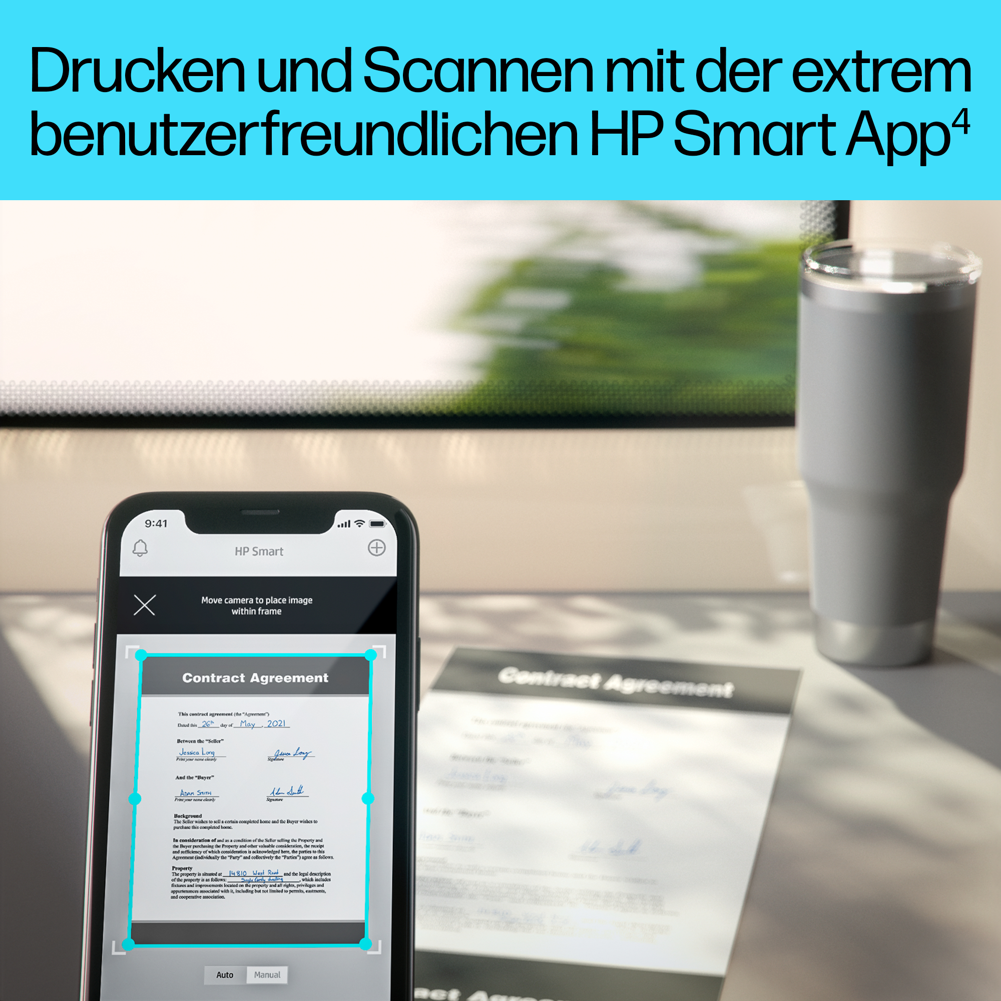 Ein Telefon scannt ein Dokument mit der HP Smart App, in der Nähe eines Bechers auf weißer Oberfläche.
