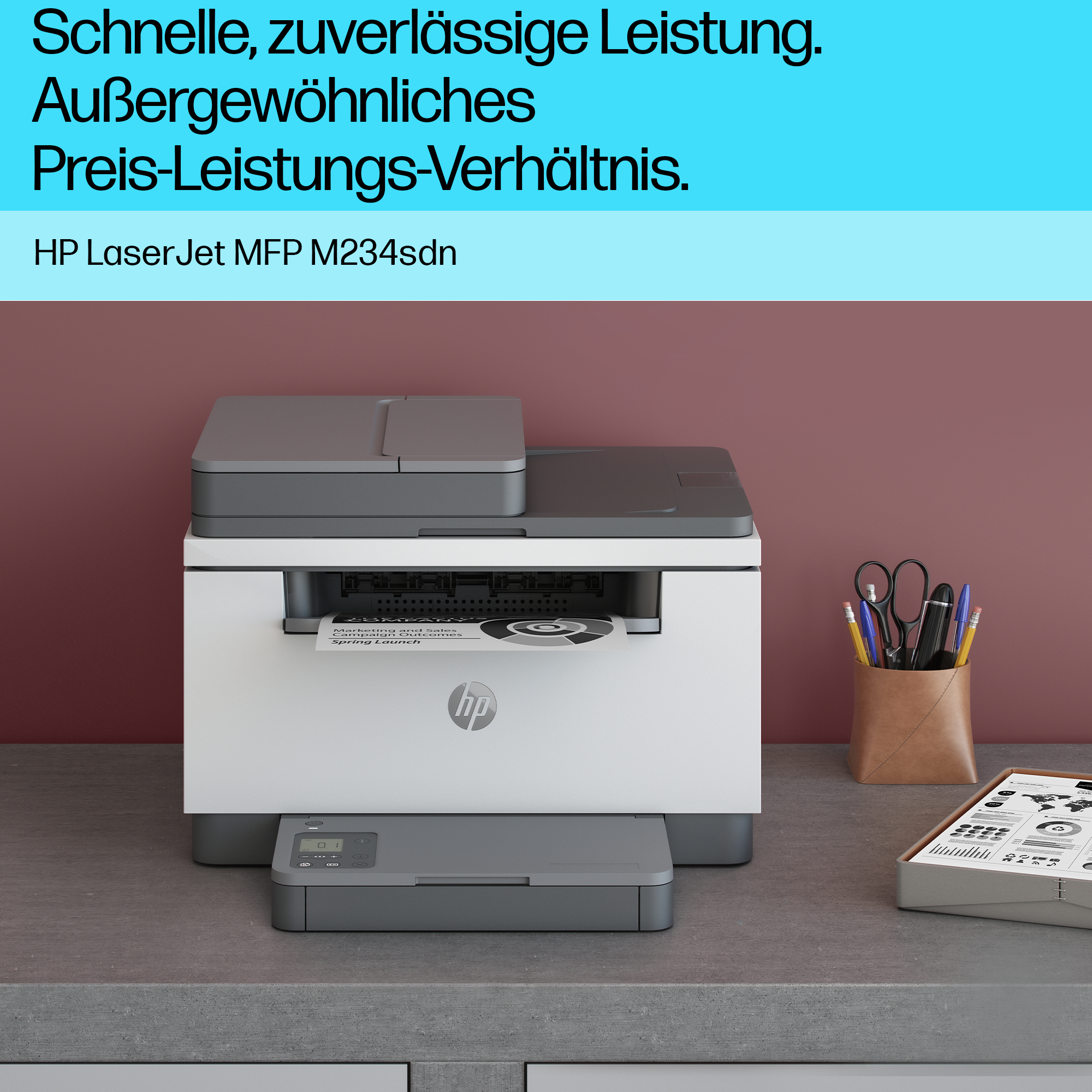 Drucker auf dem Schreibtisch mit Text, Stiften und Kalender, graues und weißes Design.