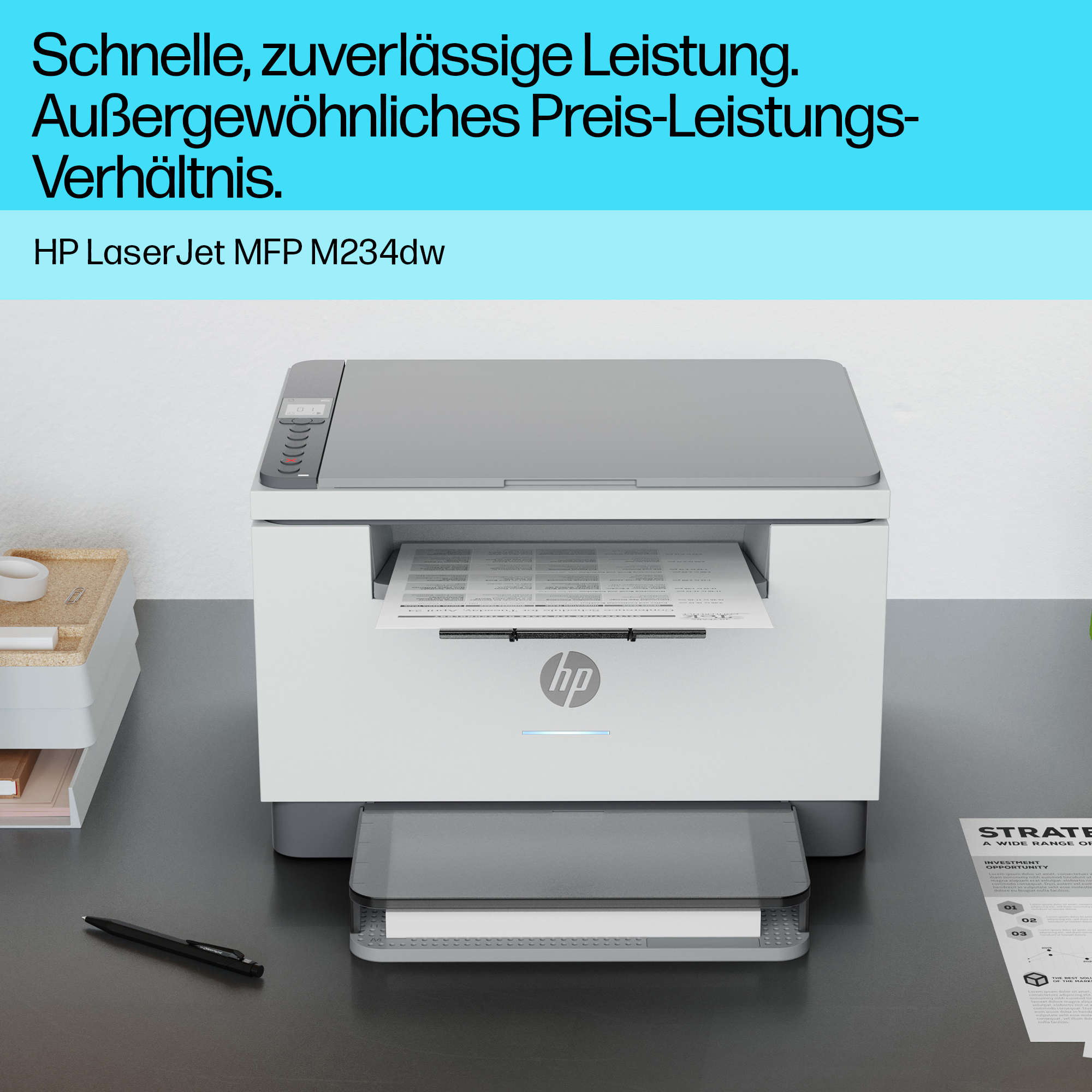 Ein weiß-grauer Drucker steht auf einem schwarzen Schreibtisch mit Text darüber.