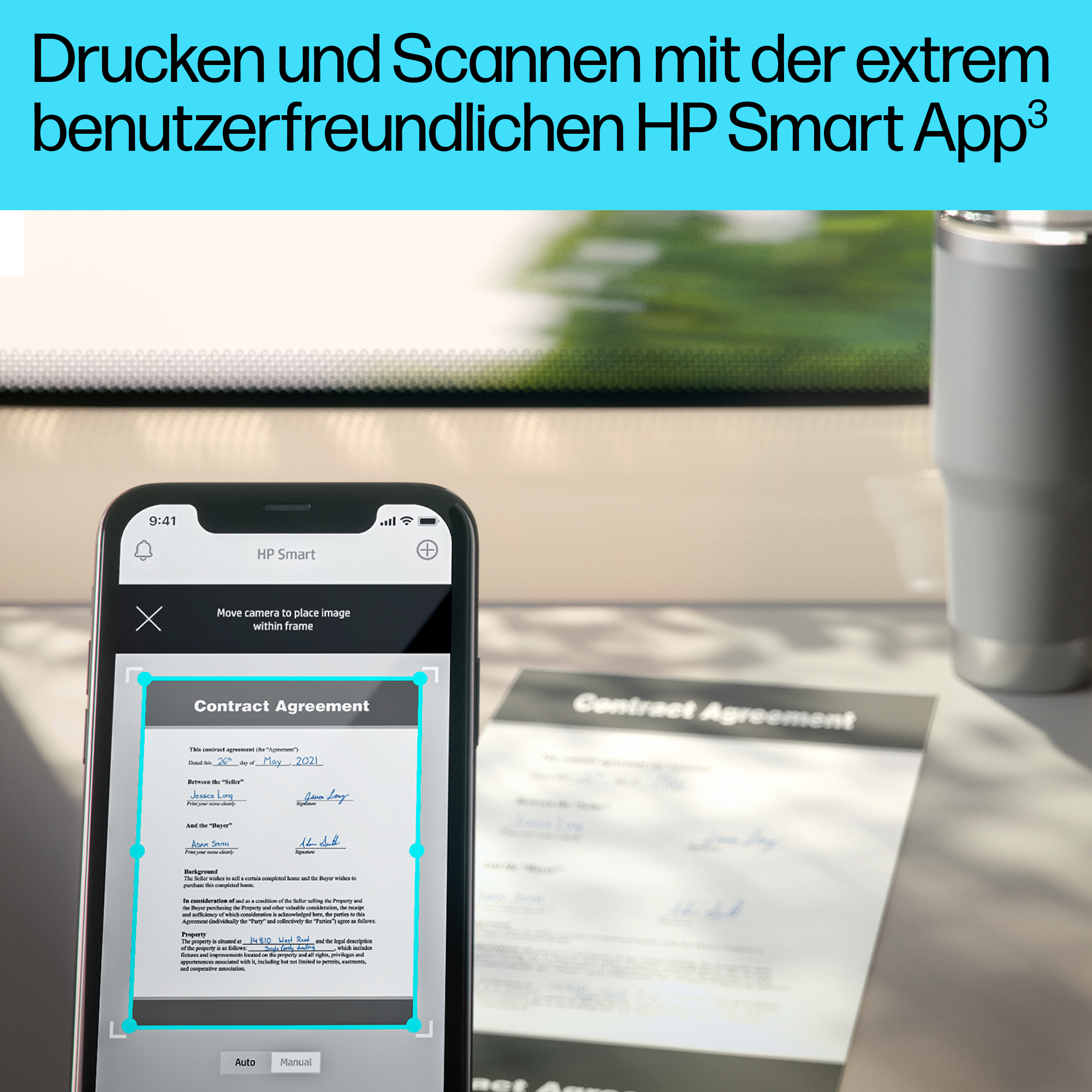 Ein Telefonbildschirm zeigt ein Dokument mit einem Häkchen, im Hintergrund ein Drucker.