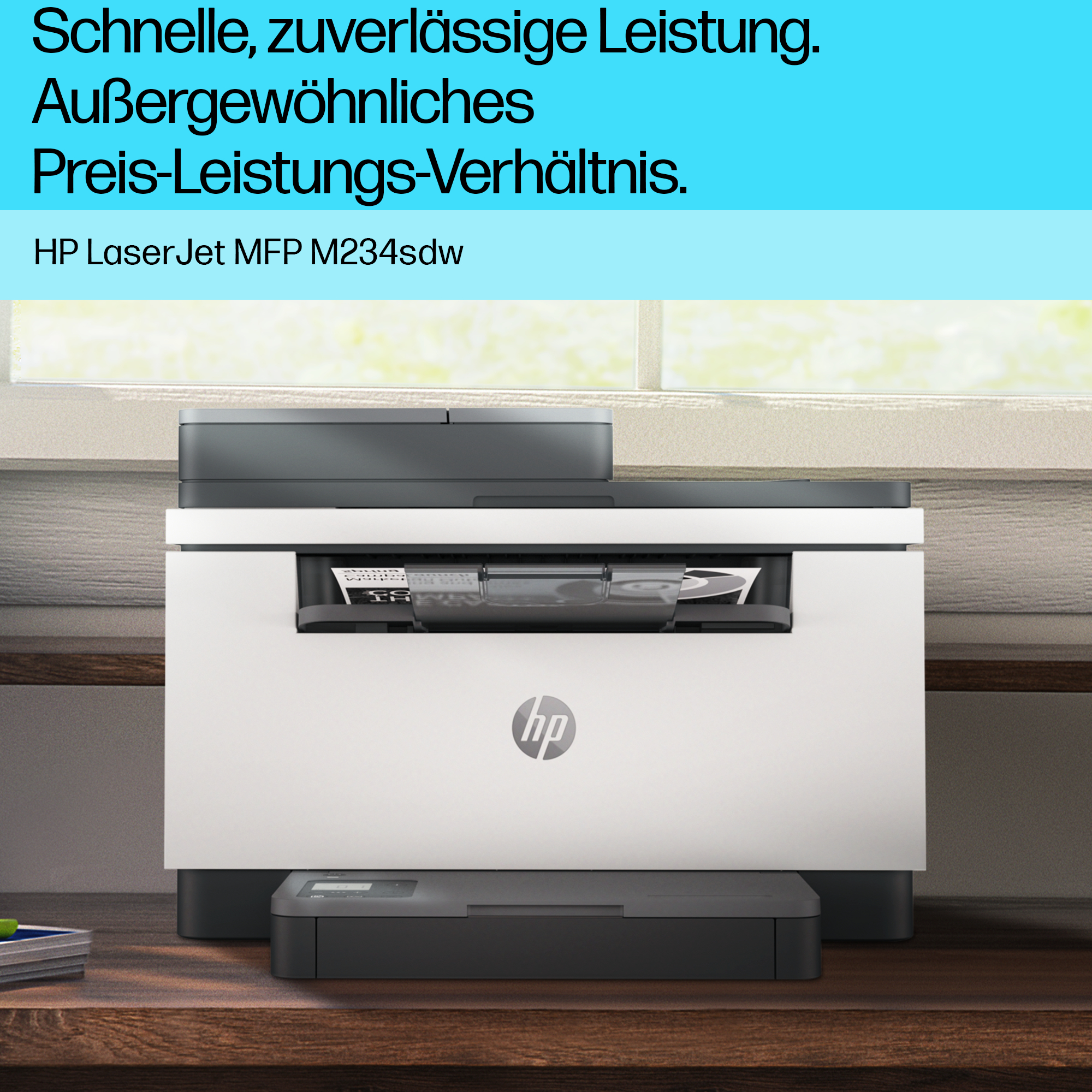 Ein HP-Drucker auf einem Holzschreibtisch. Im Hintergrund ist ein Fenster.