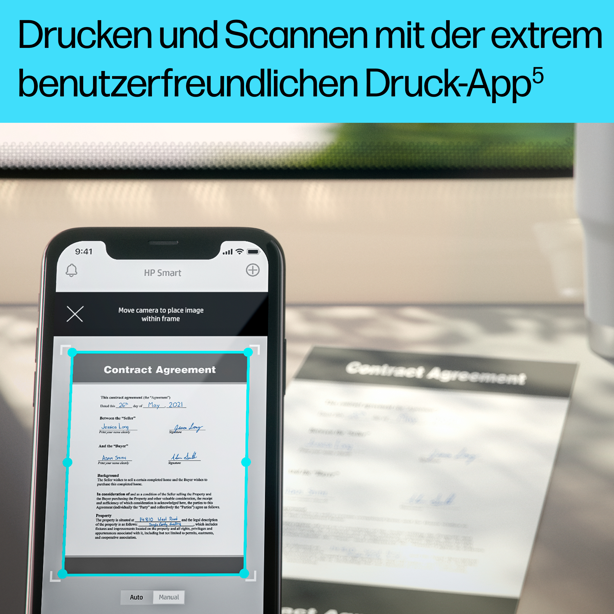 Ein Smartphone scannt ein Dokument. Das Dokument wird im Rahmen hervorgehoben.