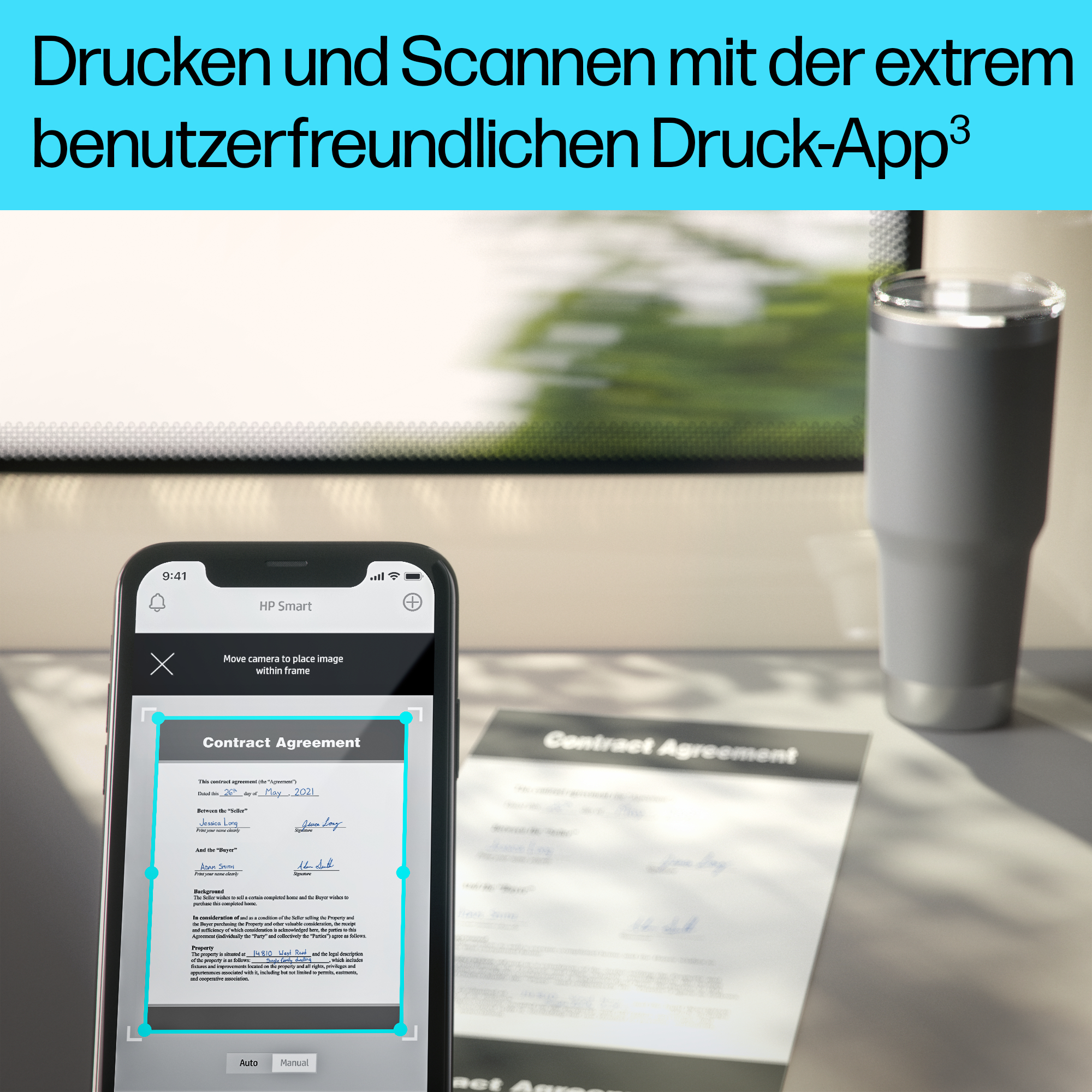Telefon scannt Dokument auf dem Bildschirm. Tasse und Papierdokument im Hintergrund.