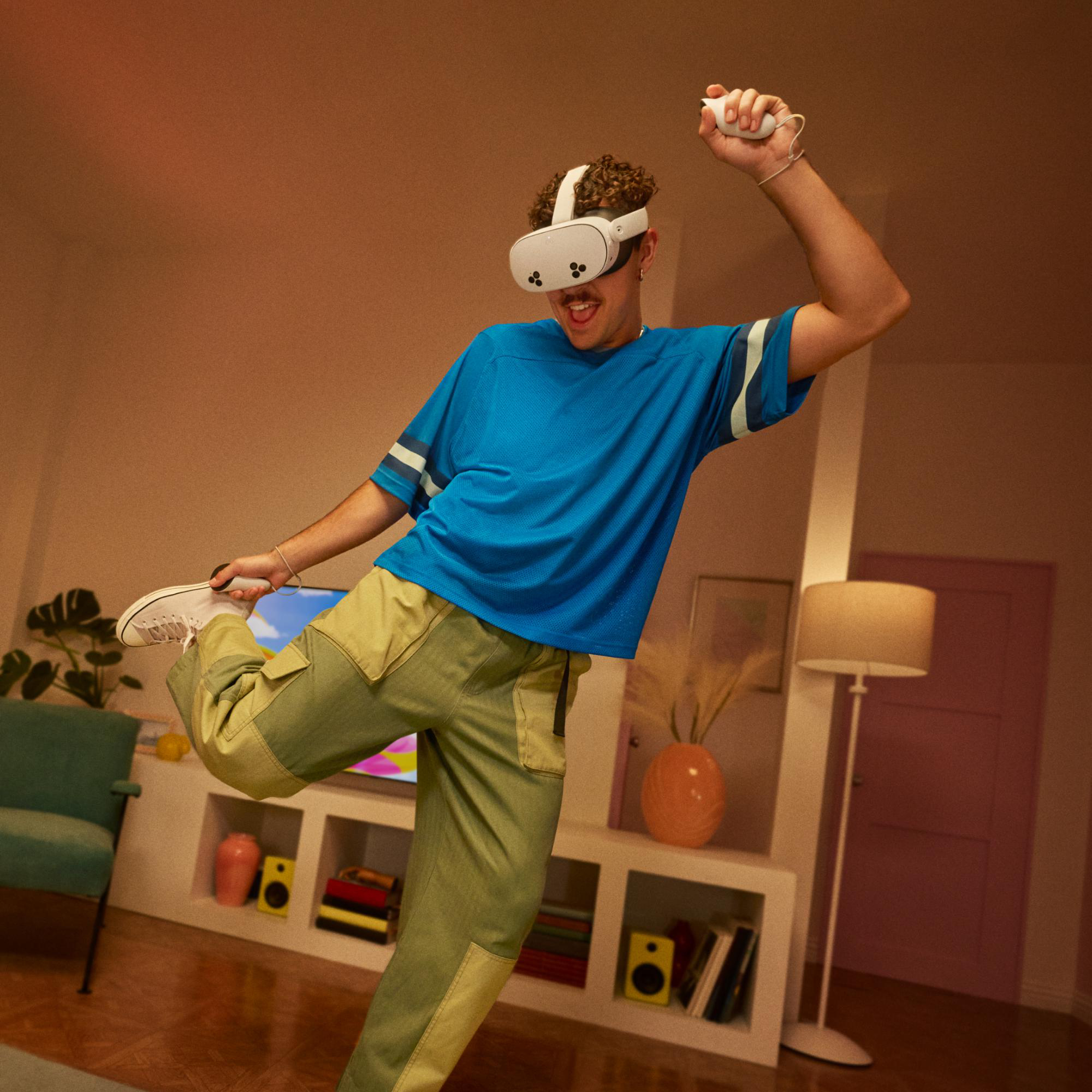 Mann mit VR-Headset, hält Controller, in einem Raum mit beleuchteter Wand.