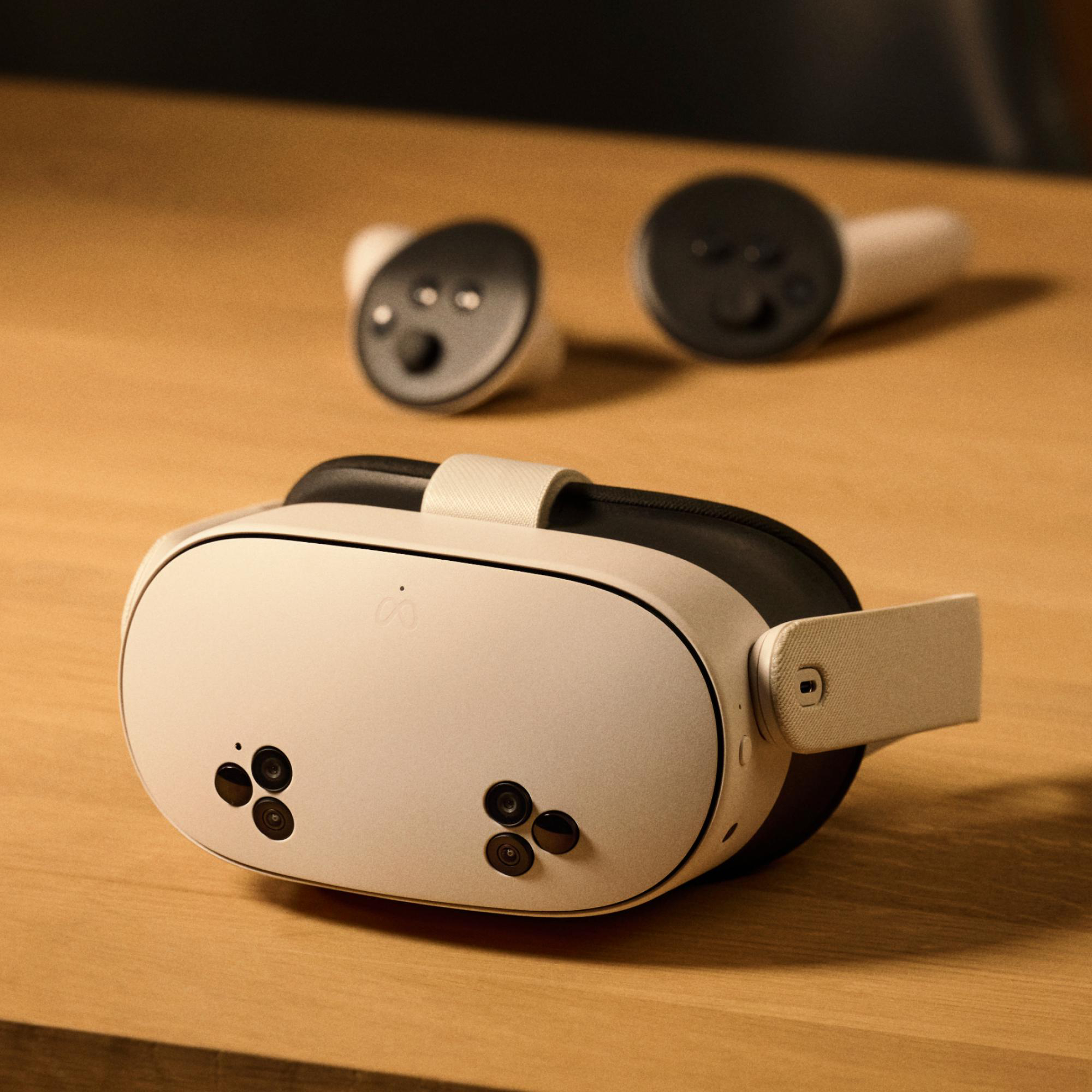 VR-Headset und Controller auf einem Holztisch. Controller im Hintergrund.