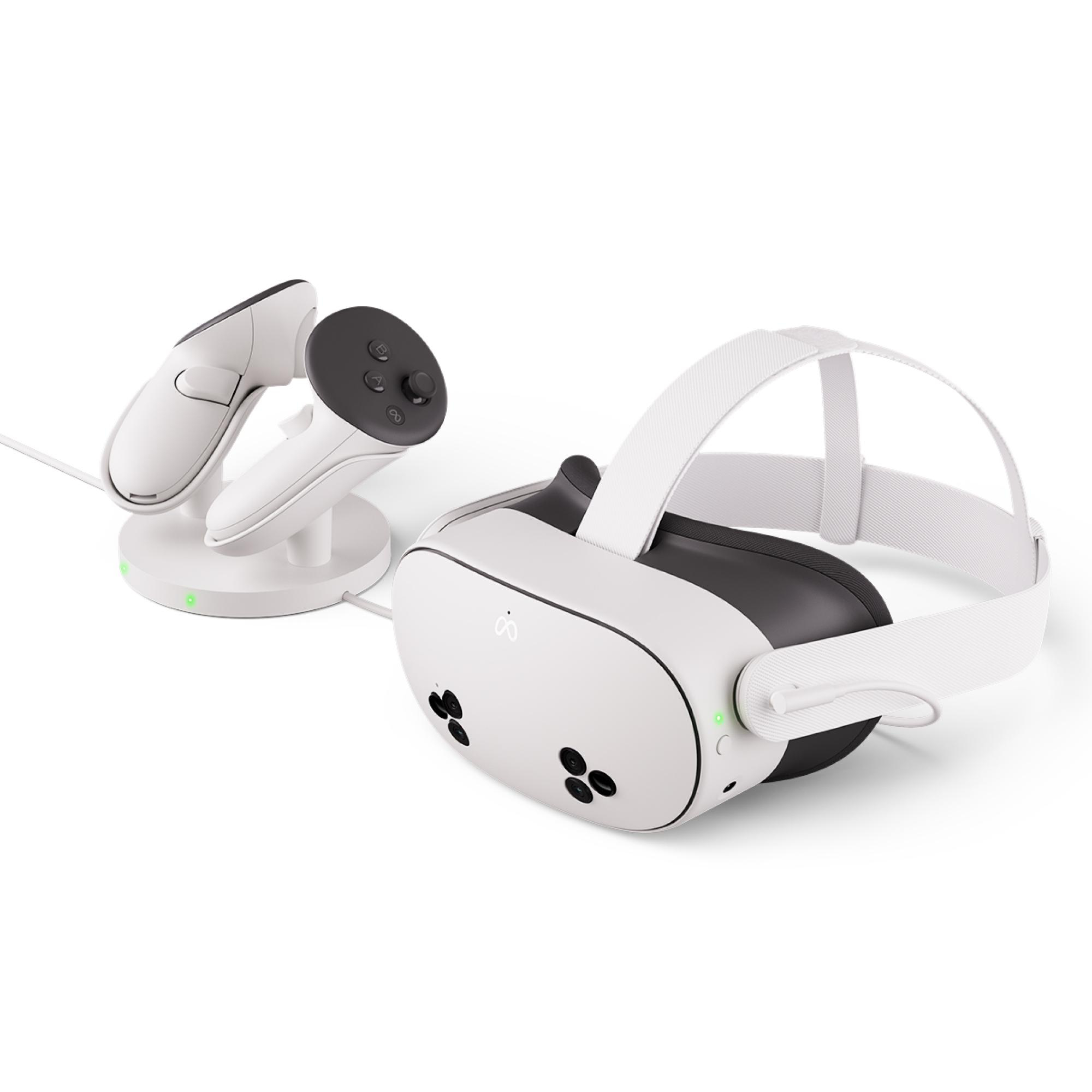 VR-Headset mit Controllern und Ladestation auf weißem Hintergrund.