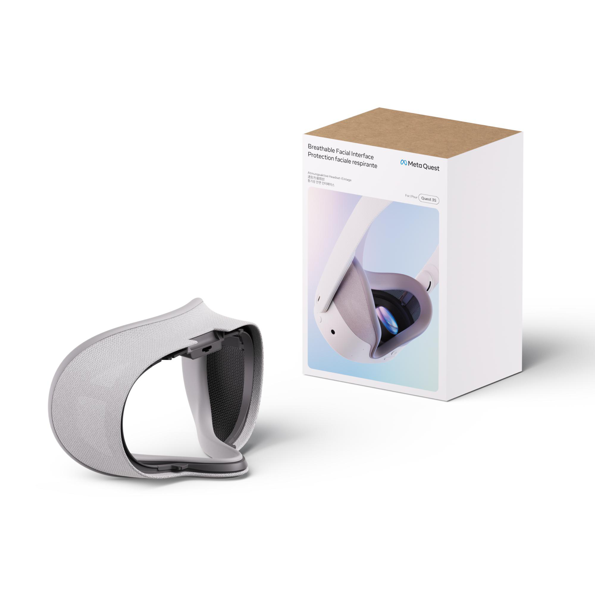 Ein weißes Meta Quest 3 Headset und ein atmungsaktives Gesichtsteil mit einer Box im Hintergrund.