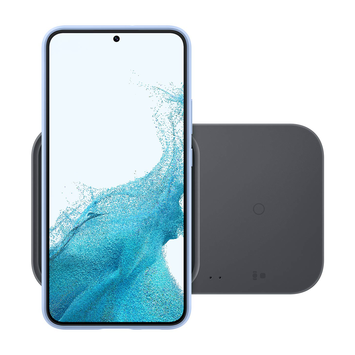 Un telefono con custodia blu, appoggiato su un caricatore wireless grigio.
