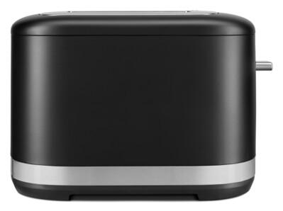 Ein schwarzer Toaster mit silbernem Streifen auf weißem Hintergrund. Es ist ein KitchenAid-Toaster.
